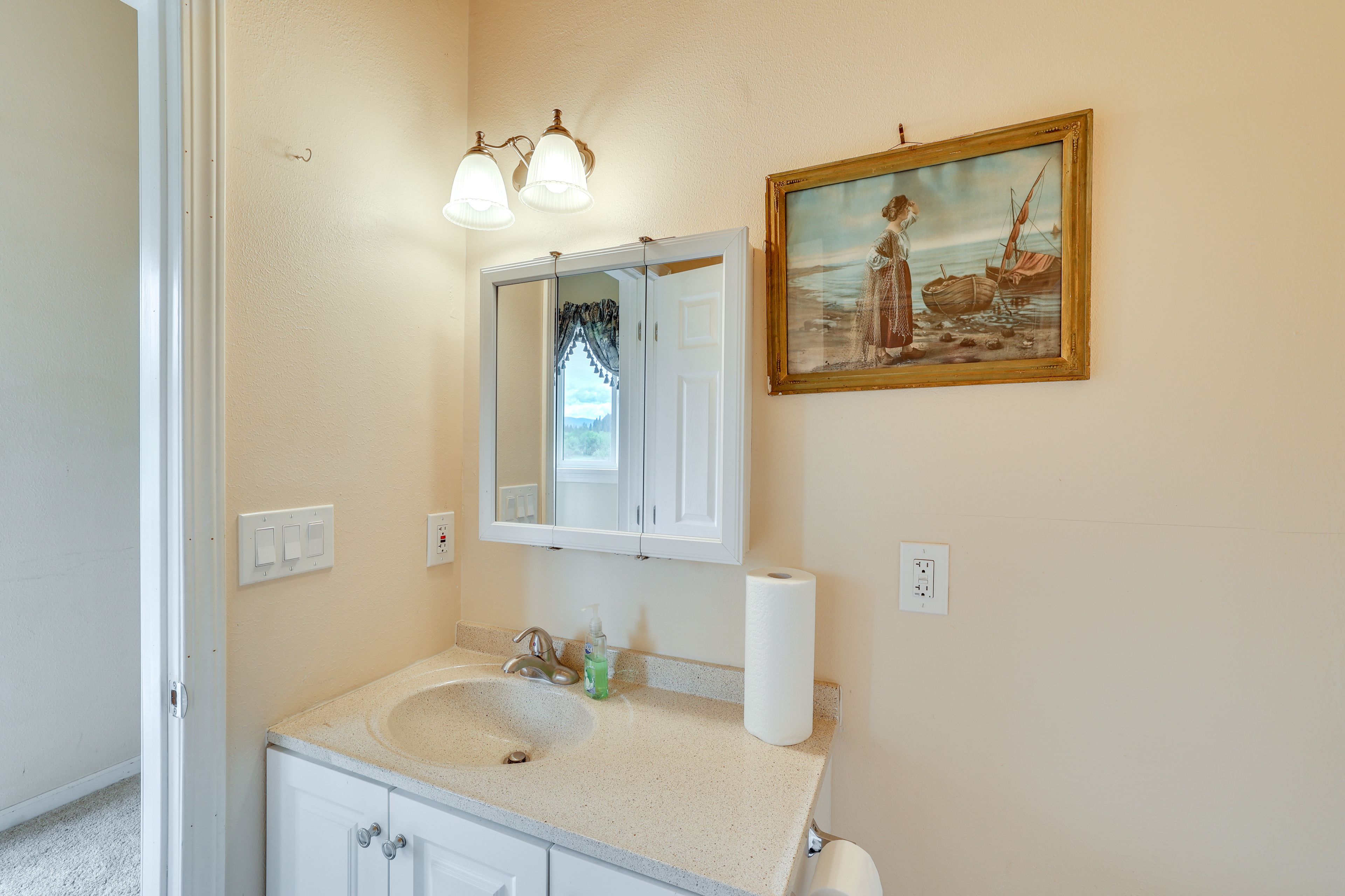 Full Bathroom | Complimentary Toiletries | Towels Provided