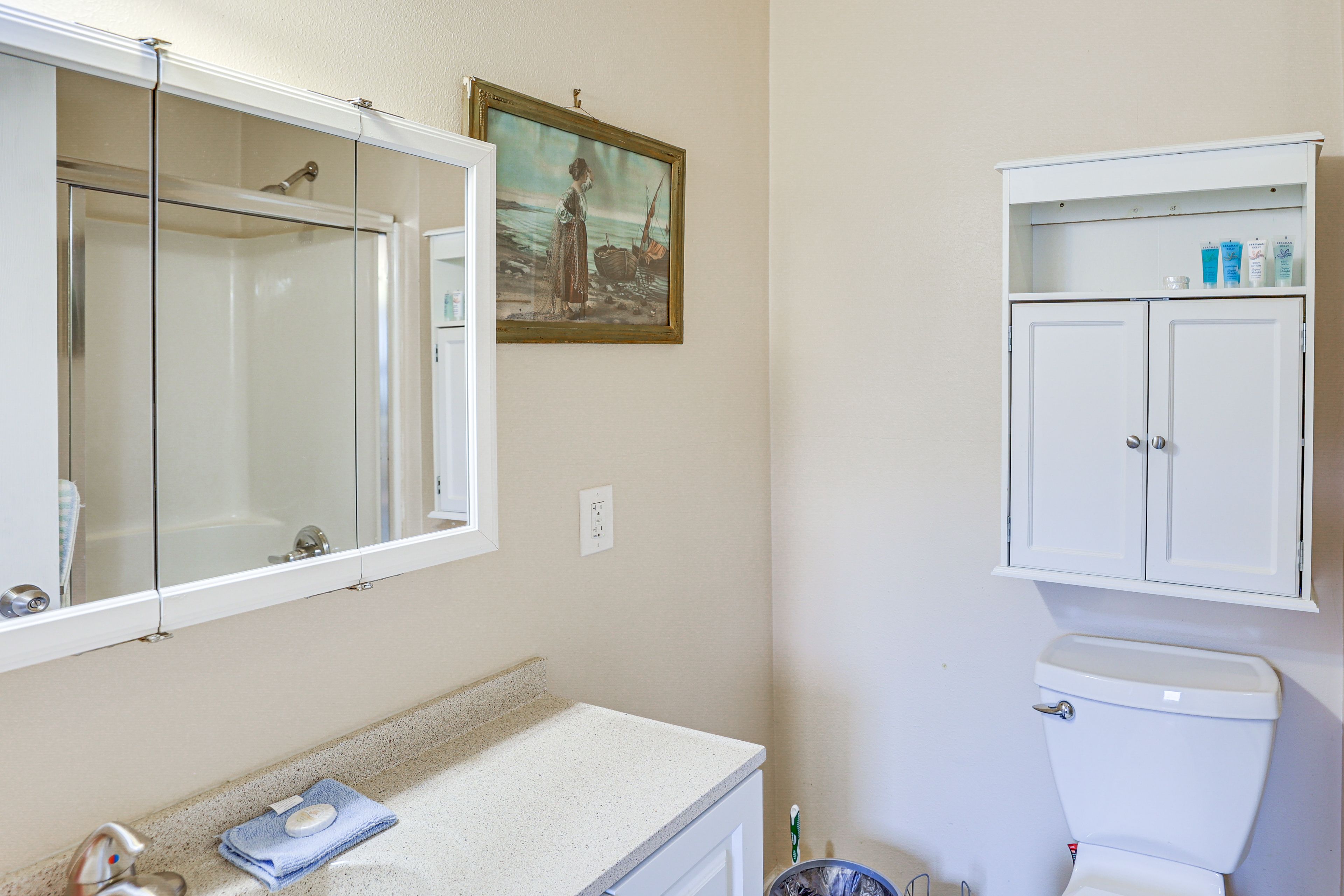 Full Bathroom | Complimentary Toiletries | Towels Provided