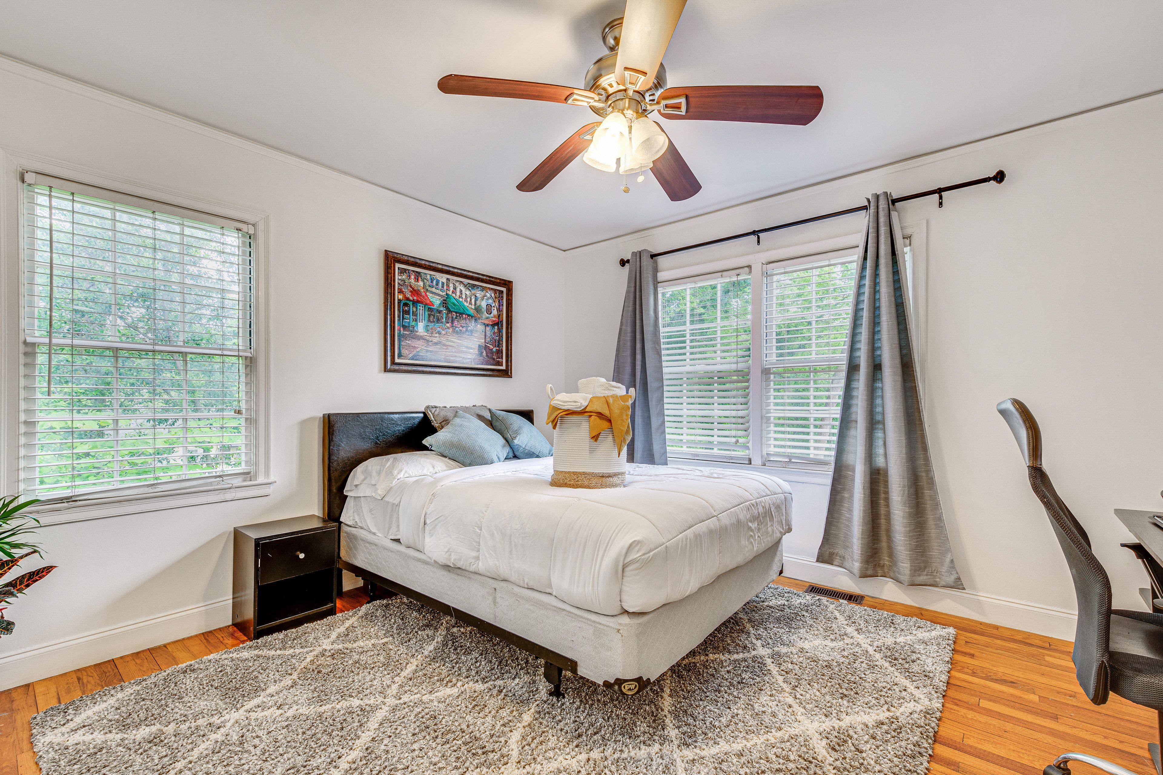 Bedroom 2 | Queen Bed | Desk w/ Printer