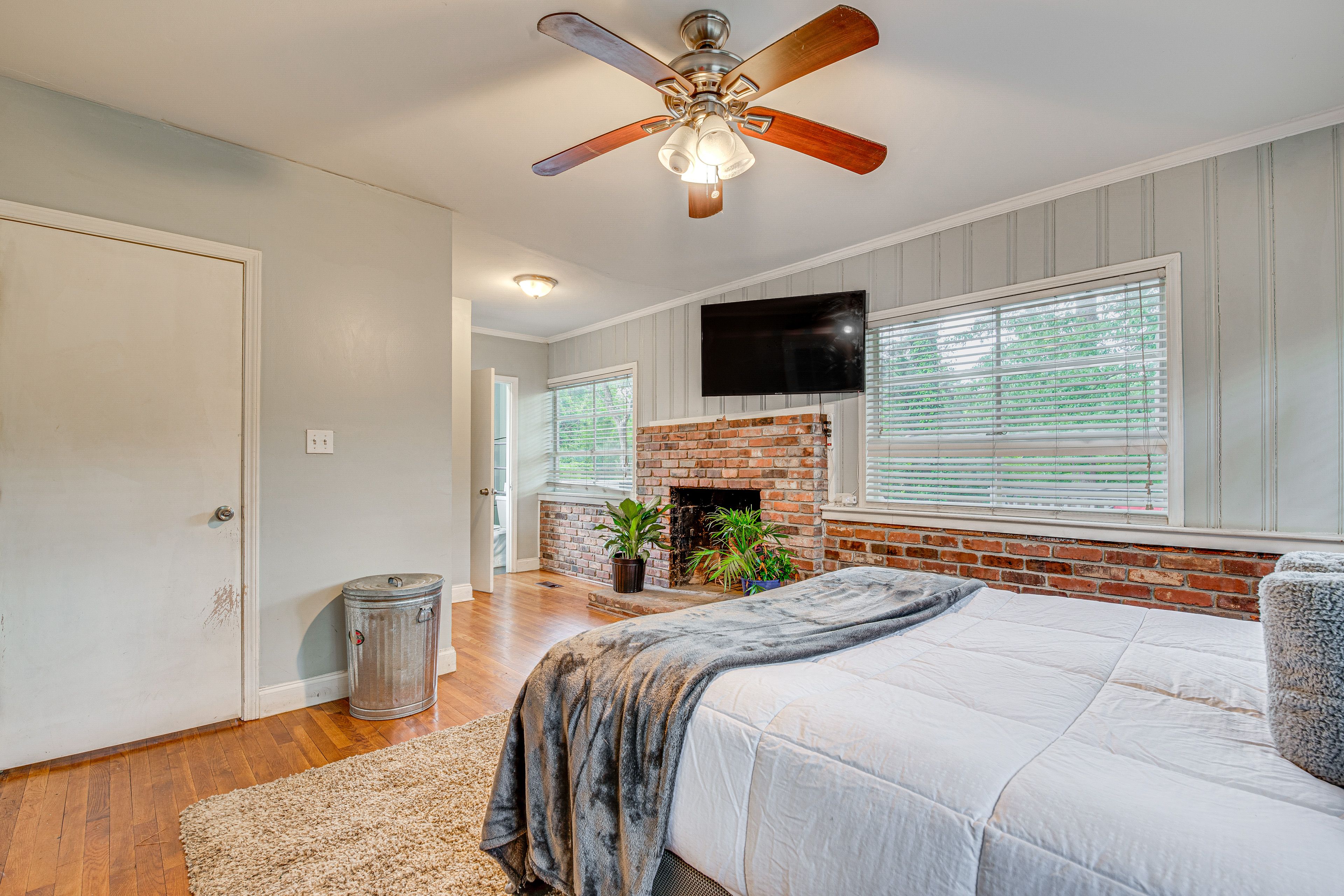 Bedroom 1 | Queen Bed | Smart TV | En-Suite Bathroom