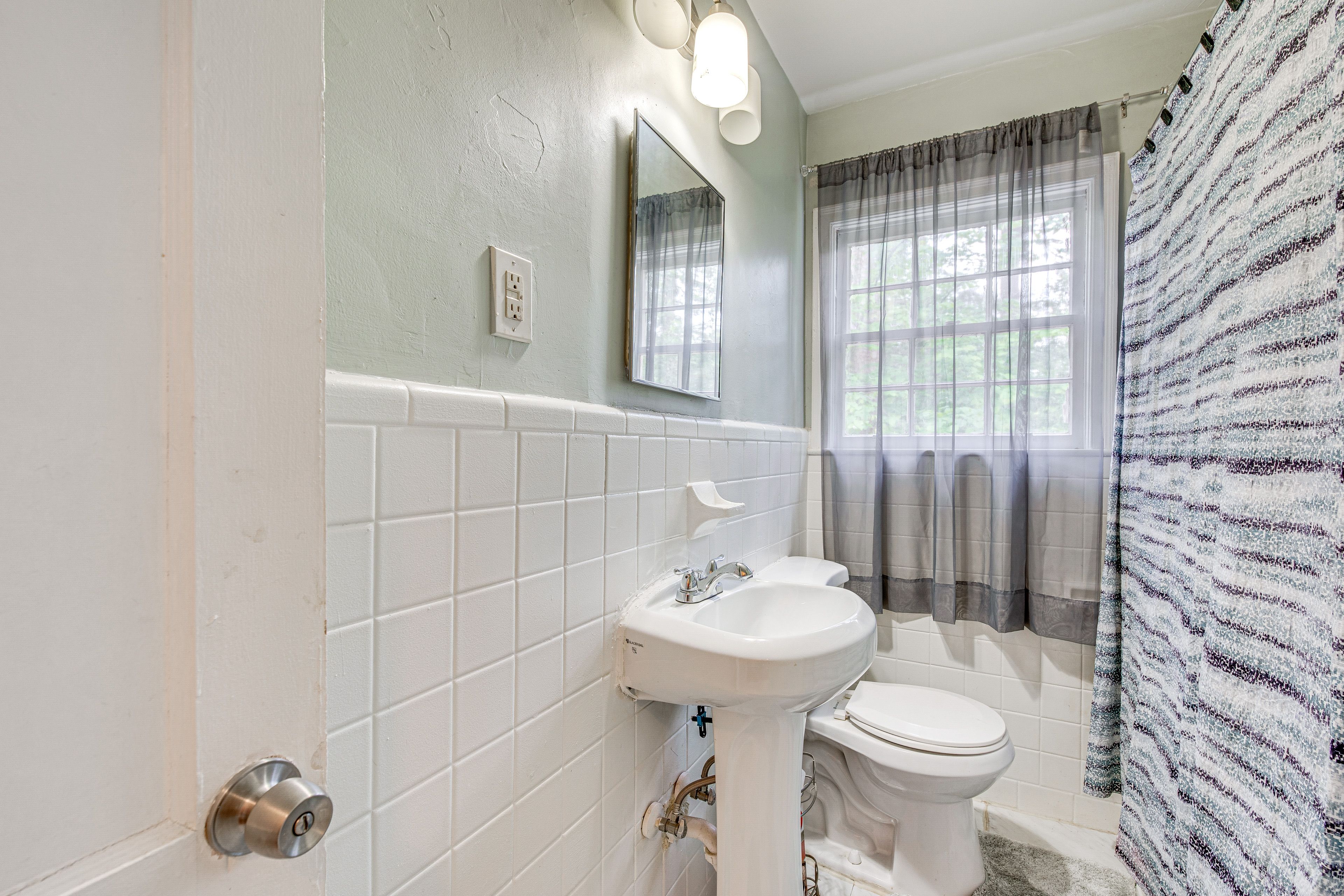 Full Bathroom