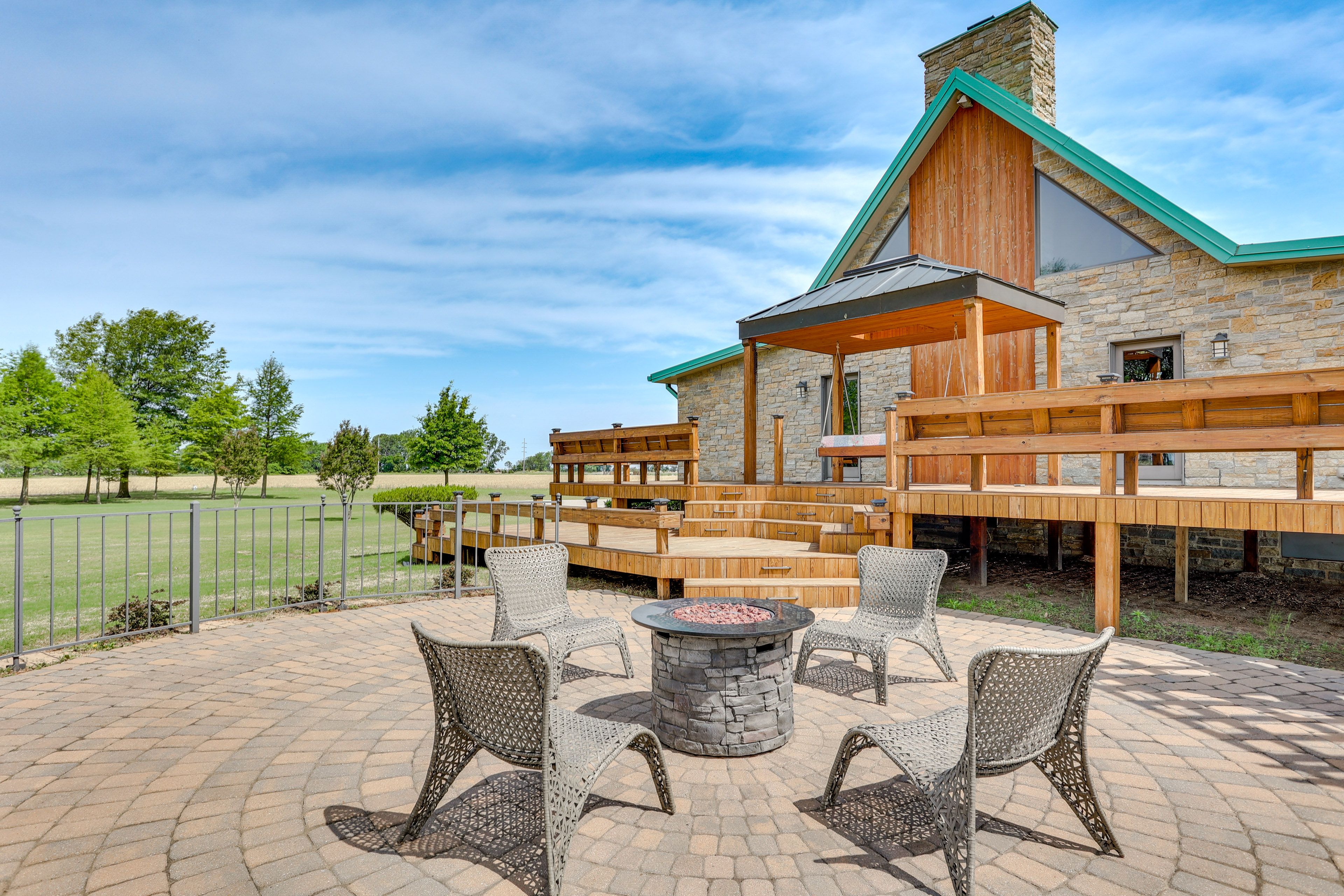 Hornersville Vacation Rental | 1BR | 1.5BA | 2,660 Sq Ft | Stairs Required