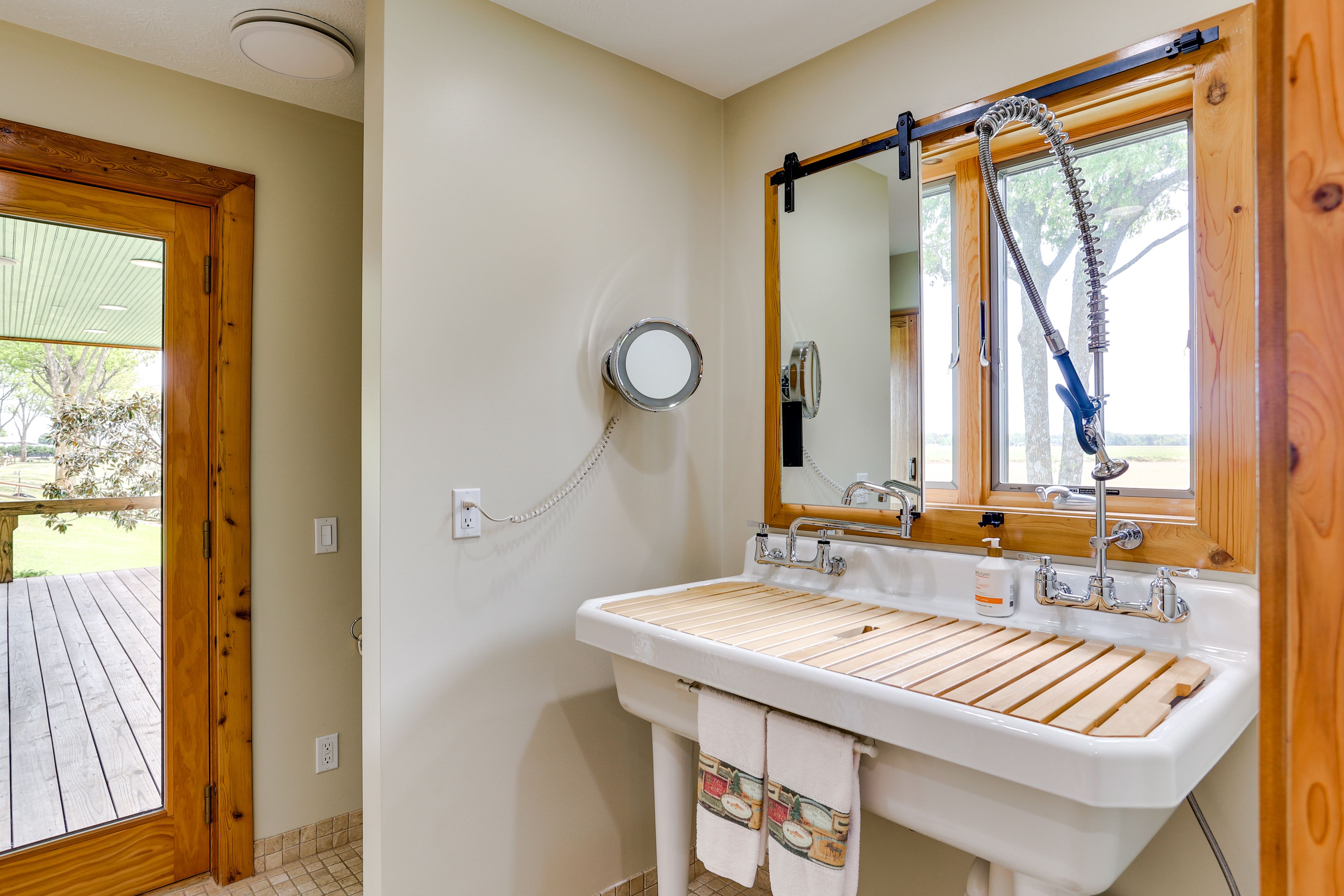 Full Bathroom | Towels Provided | Main Floor