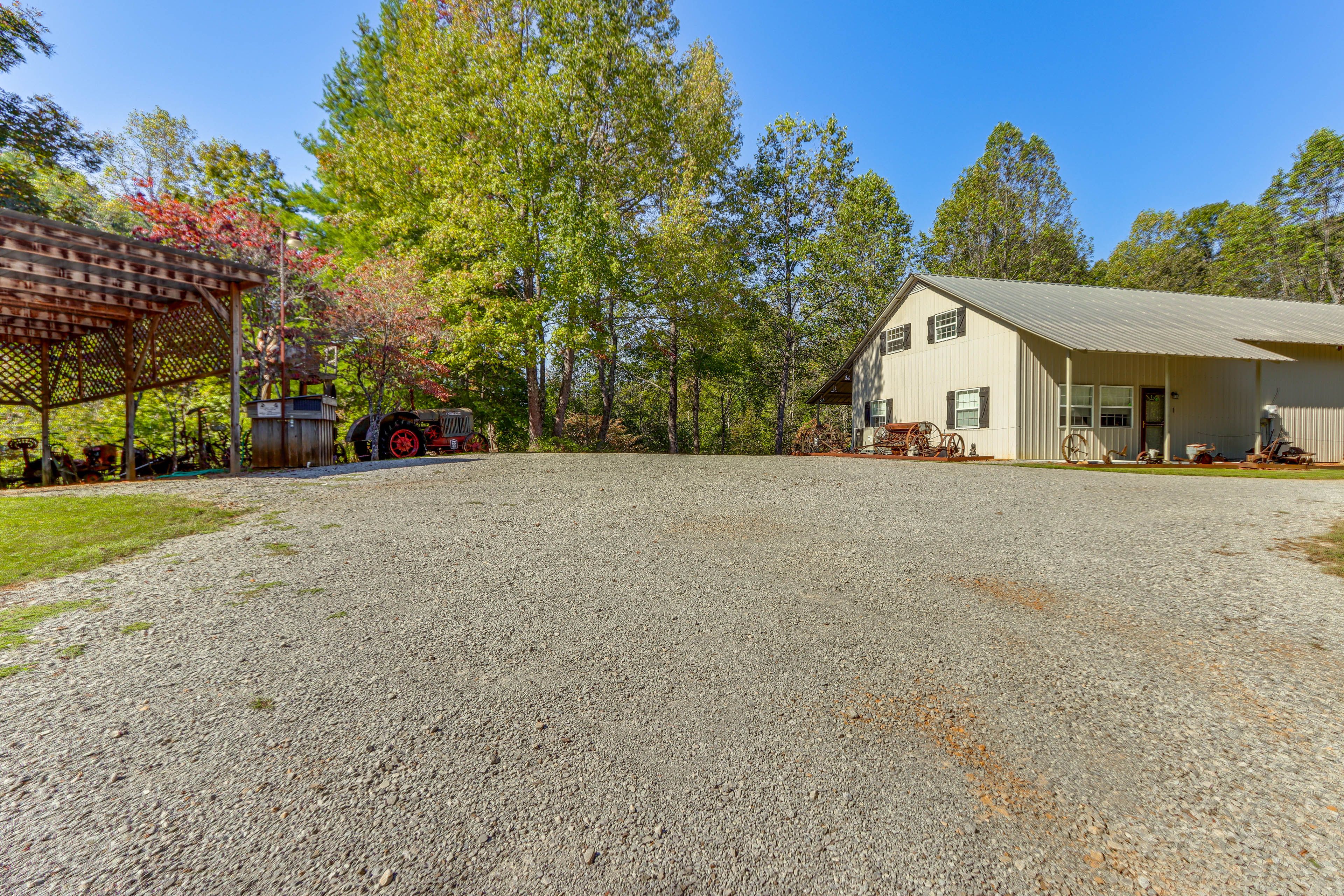 Property Exterior | Driveway (4 Vehicles)