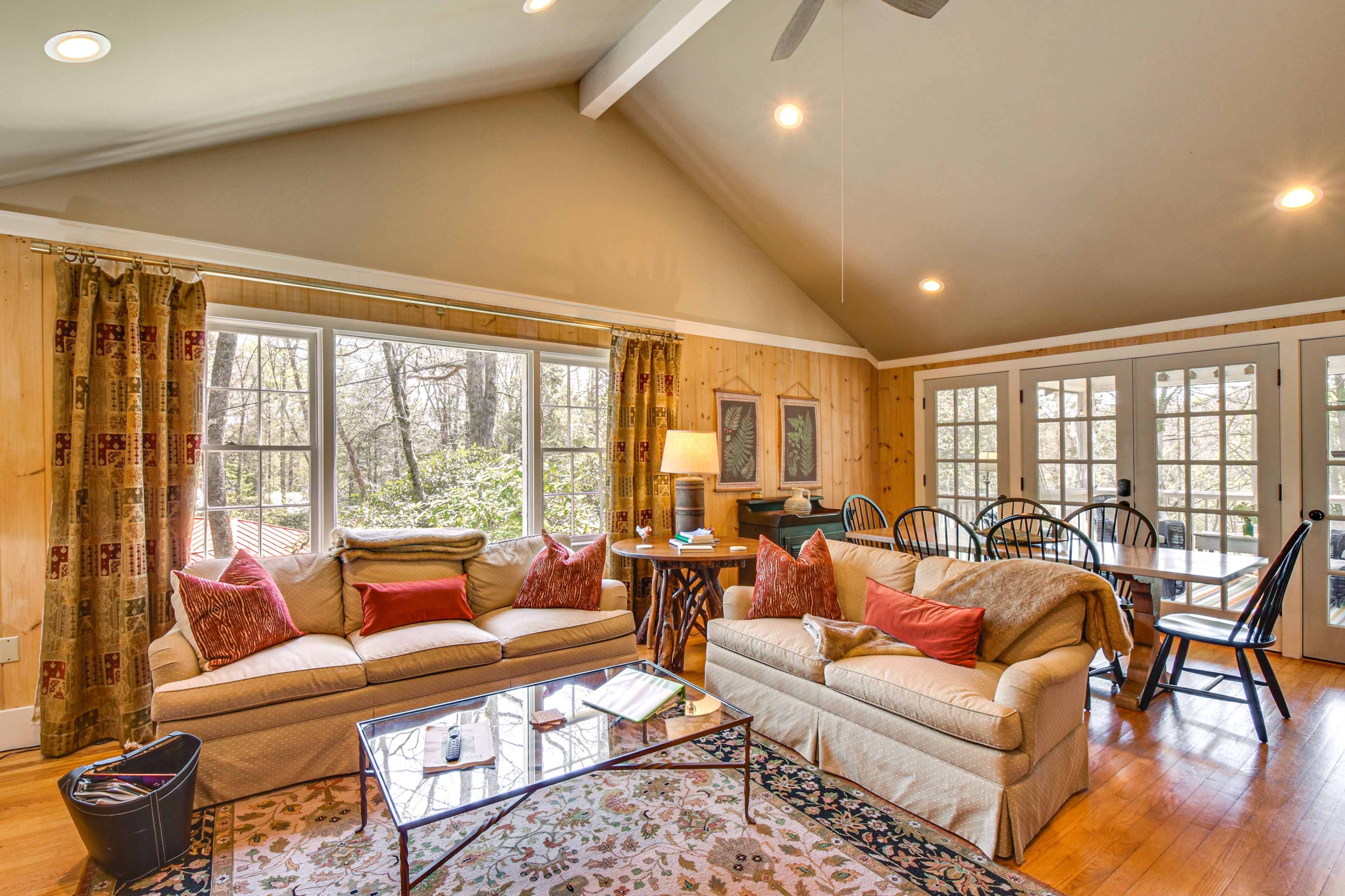 Living Room | Free WiFi | Smart TV | Central Heating | Ceiling Fans