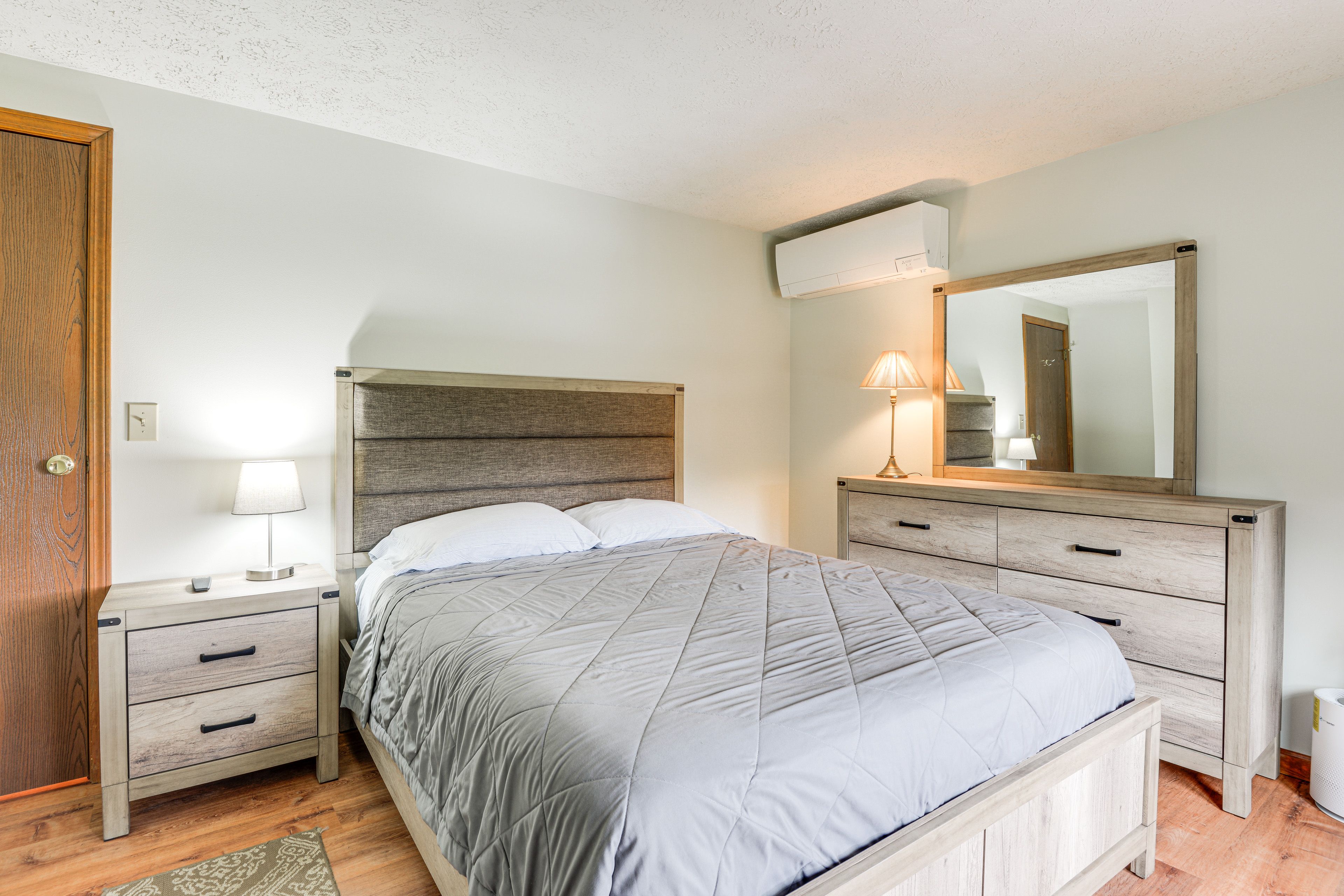 Bedroom 1 | Queen Bed