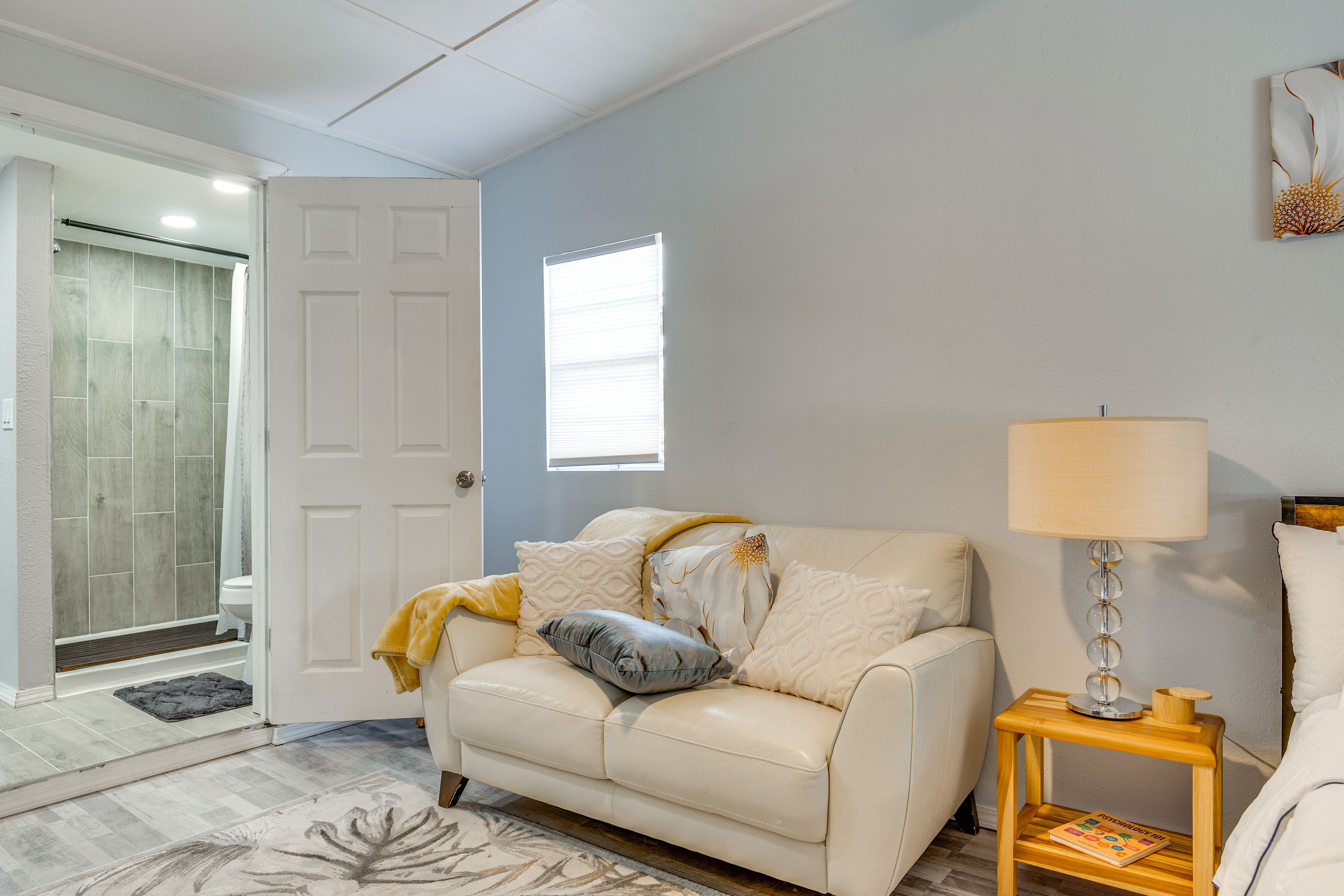 Living Area | Smart TV w/ Cable