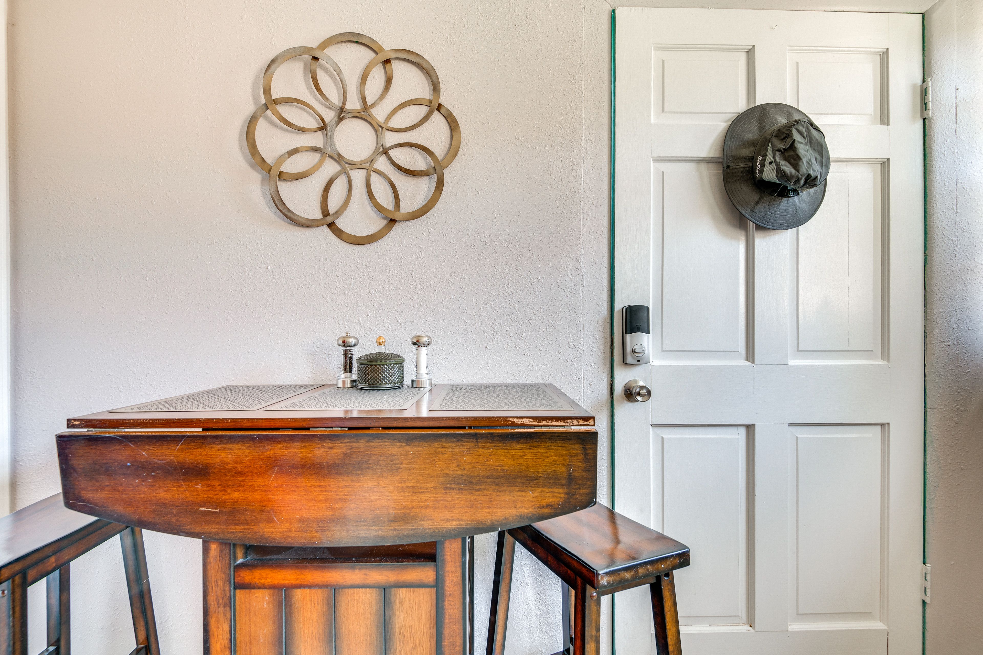 Dining Area | Dishware/Flatware