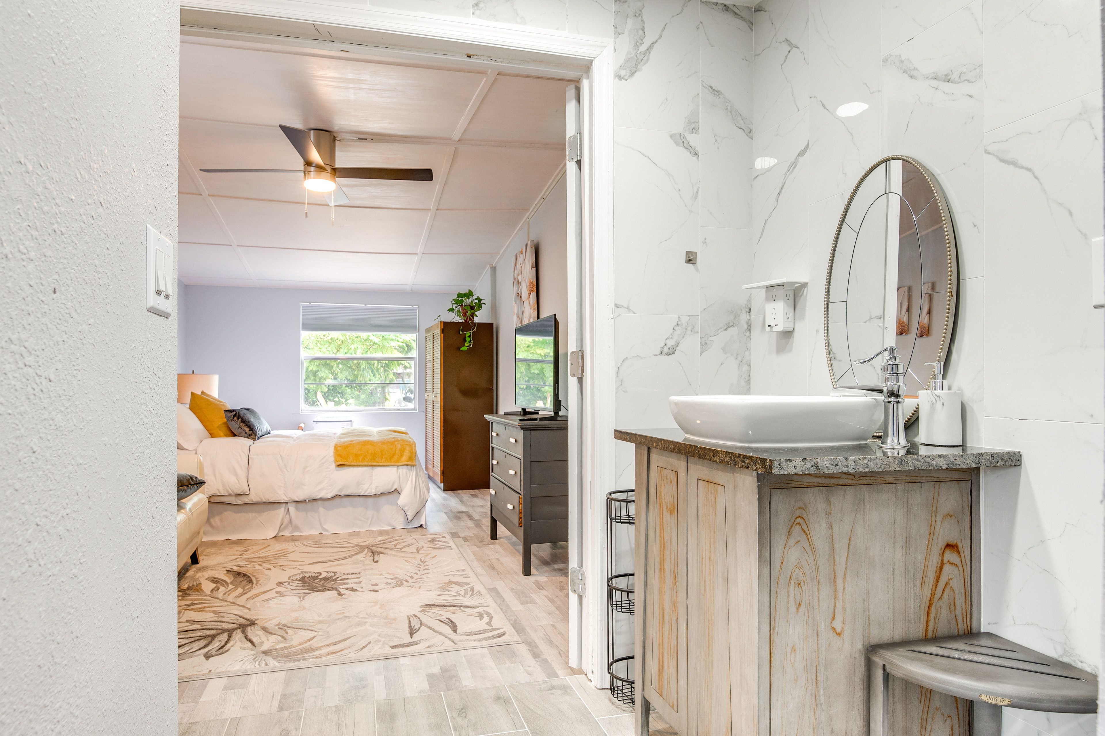 Full Bathroom | Complimentary Toiletries | Towels Provided