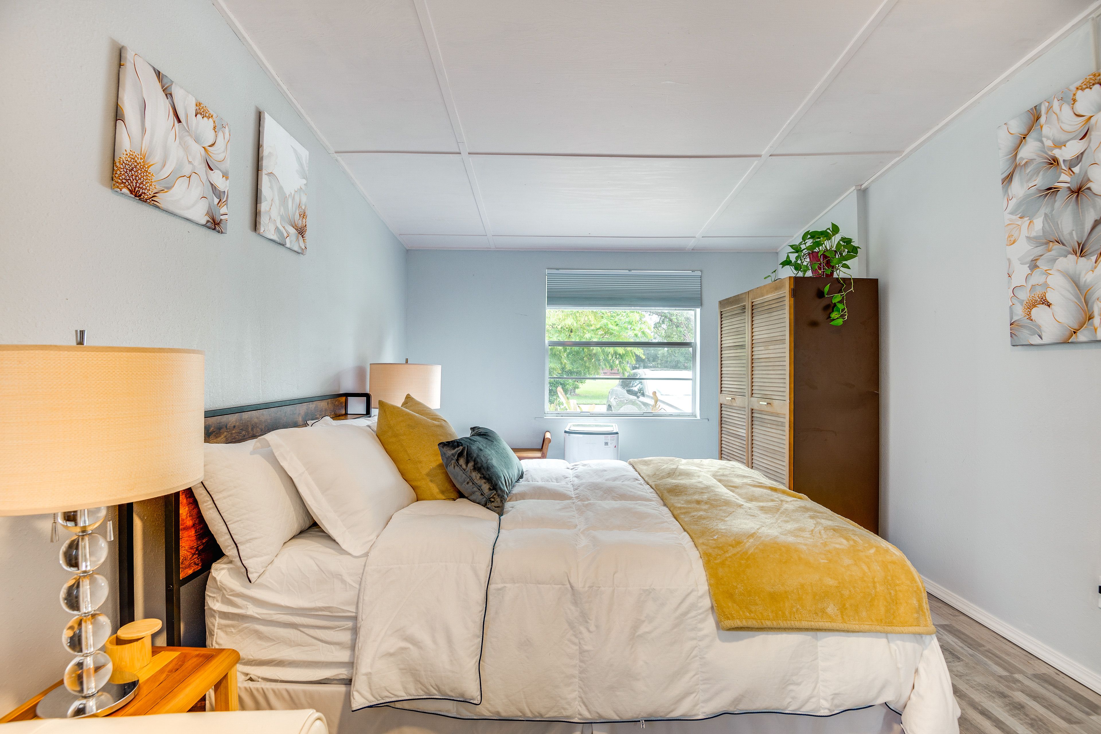 Bedroom | Queen Bed