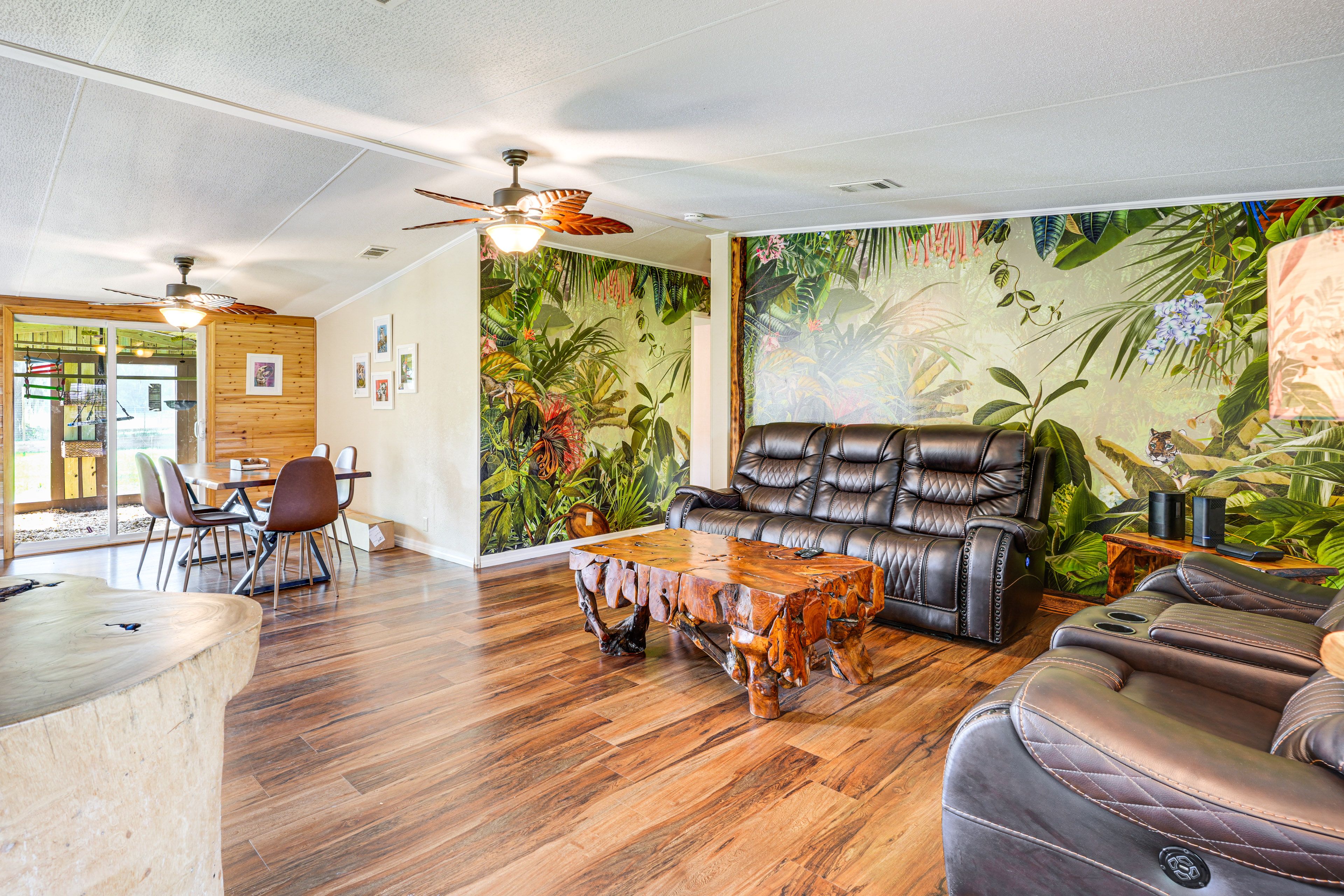 Living Room | Free WiFi | Central Heating & A/C | Smart TV