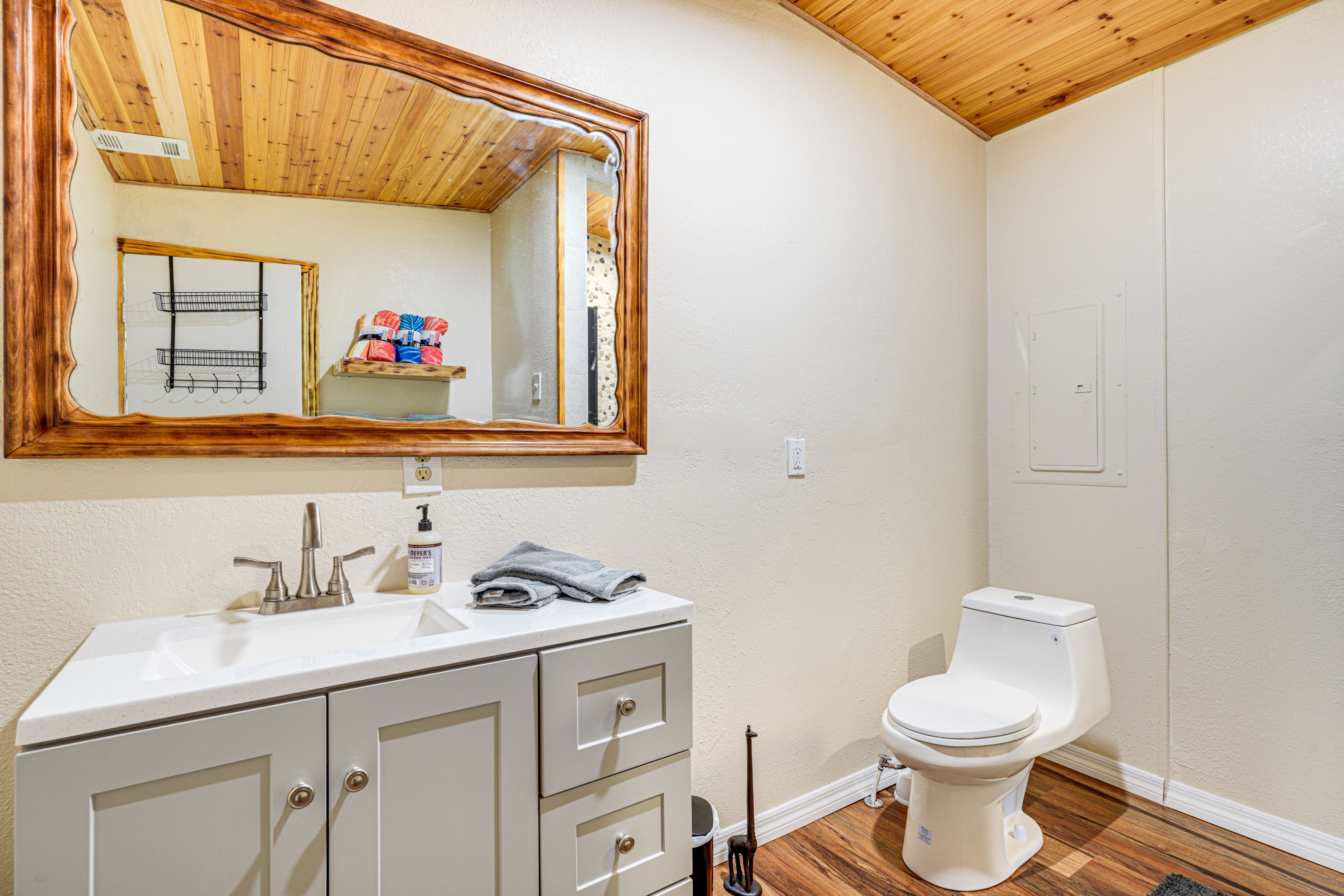 Bathroom | Complimentary Toiletries | Towels Provided