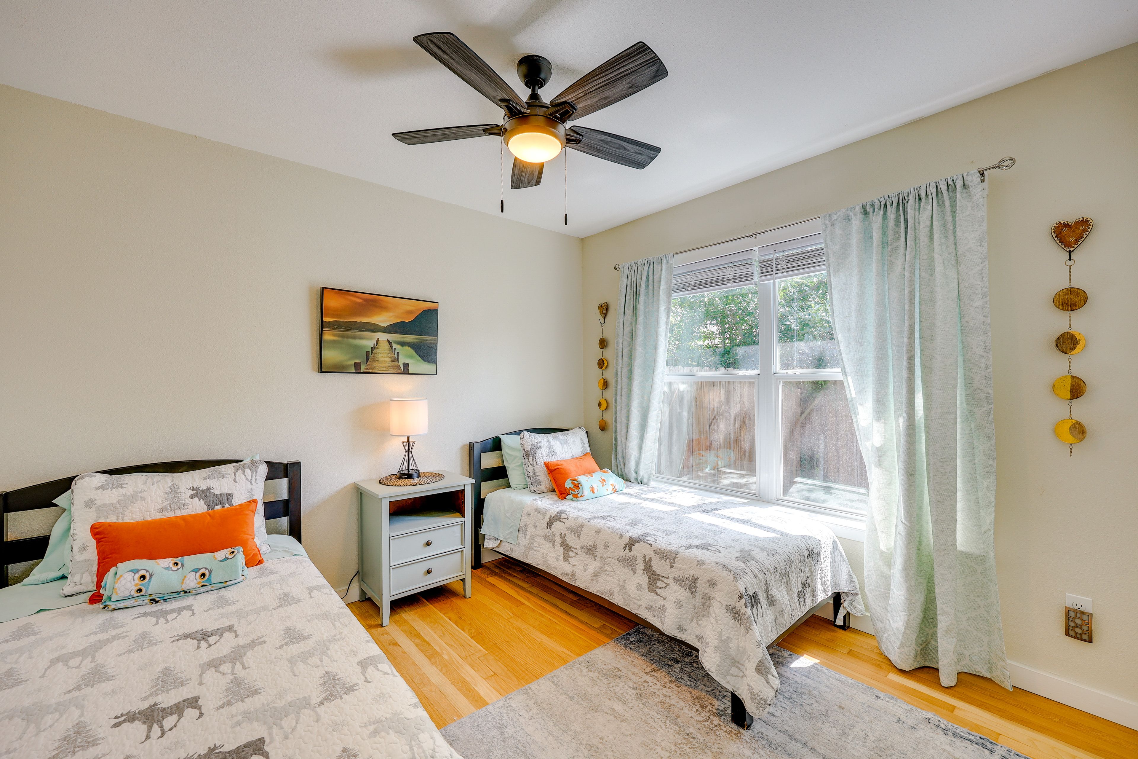 Bedroom 3 | 2 Twin Beds | Children's Books