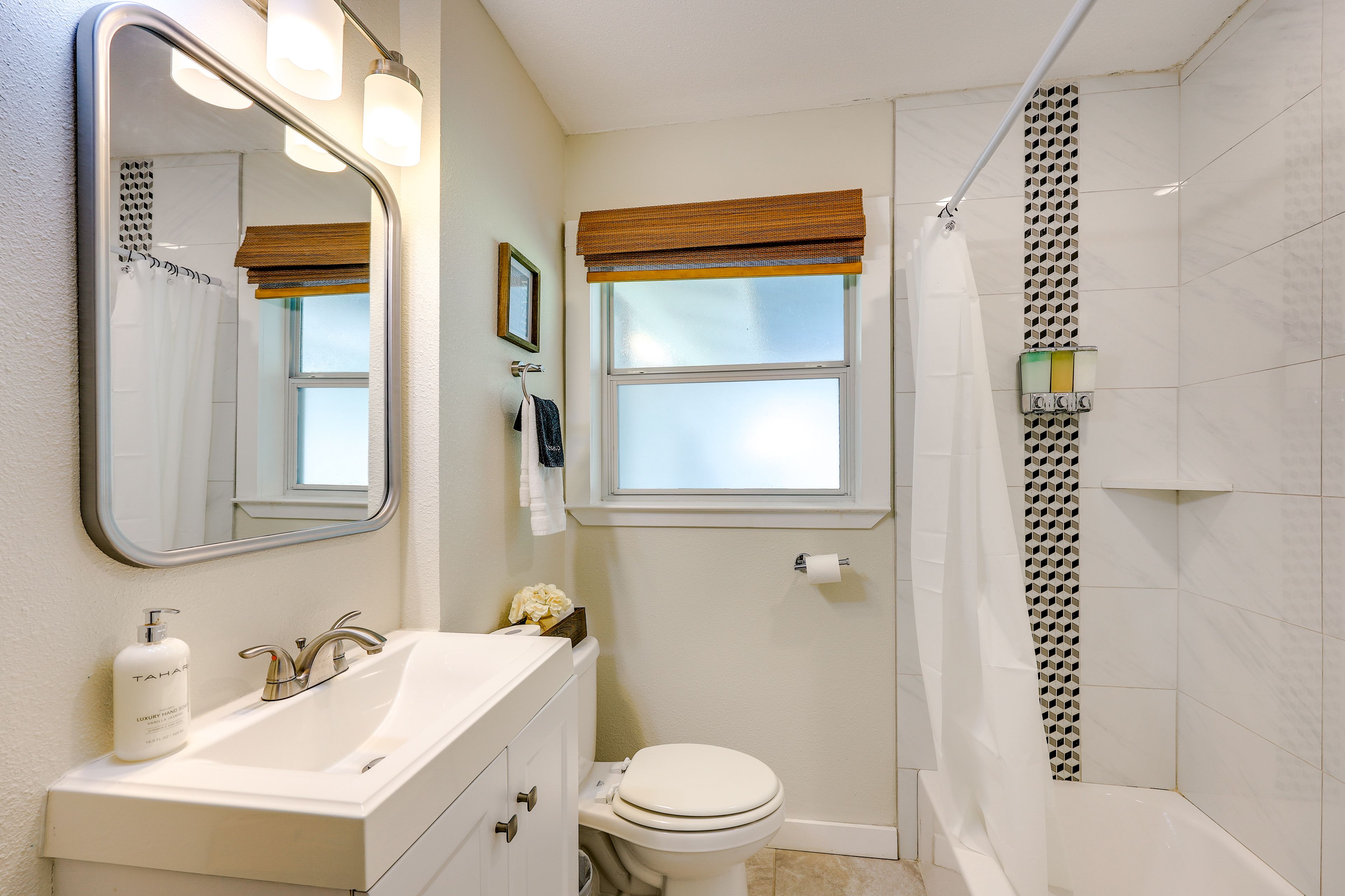 Full Bathroom | Towels Provided
