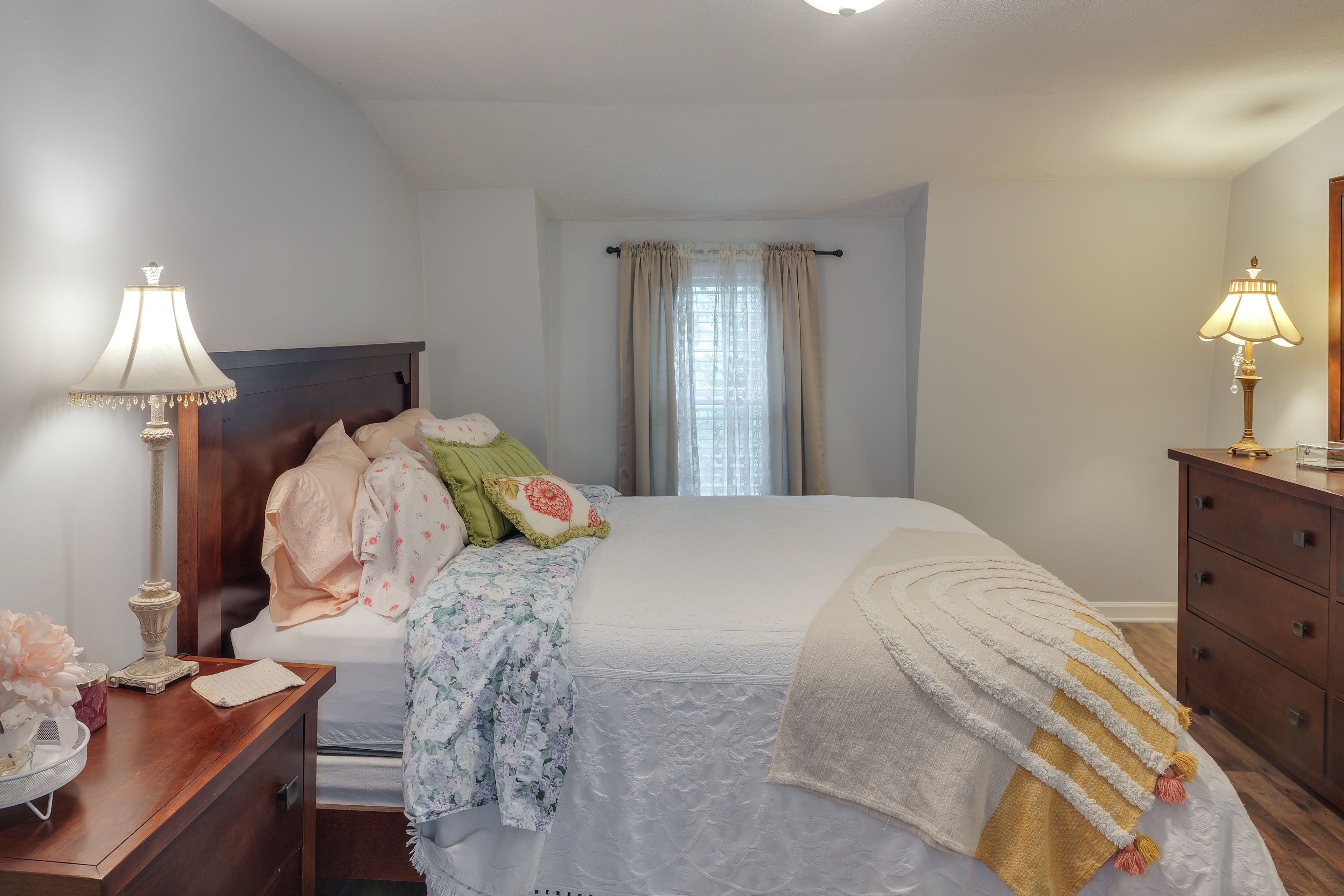 Bedroom | Queen Bed | 2nd Floor | Linens Provided