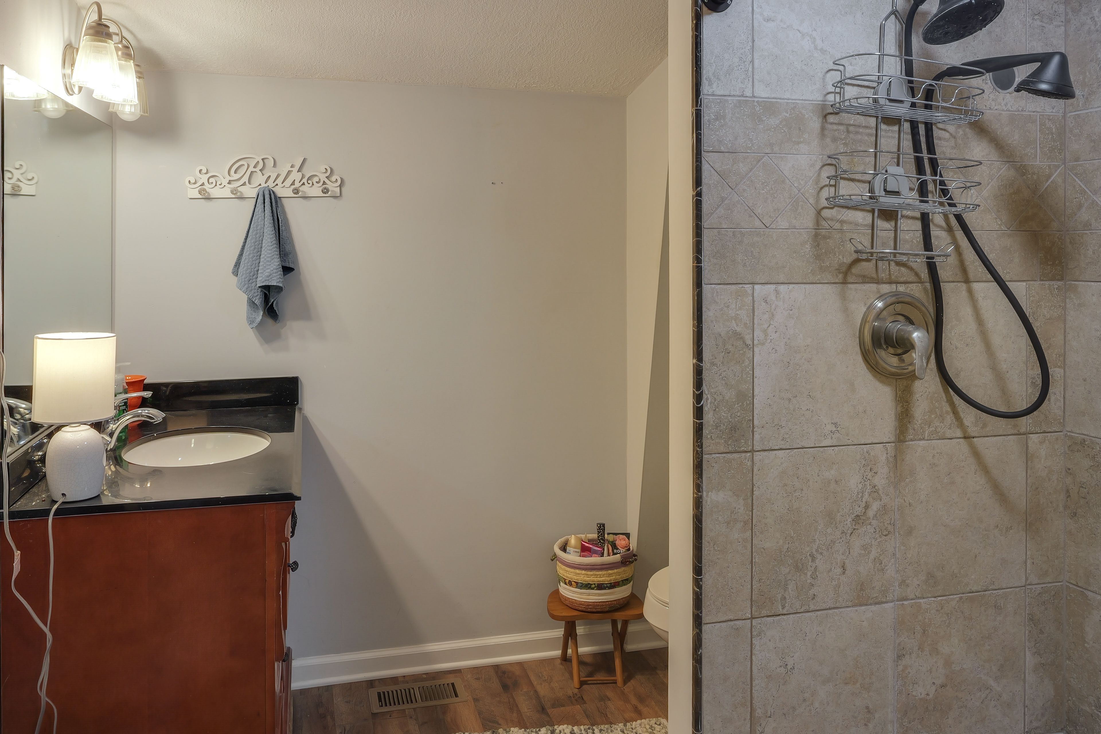 Full Bathroom | 2nd Floor | Towels Provided