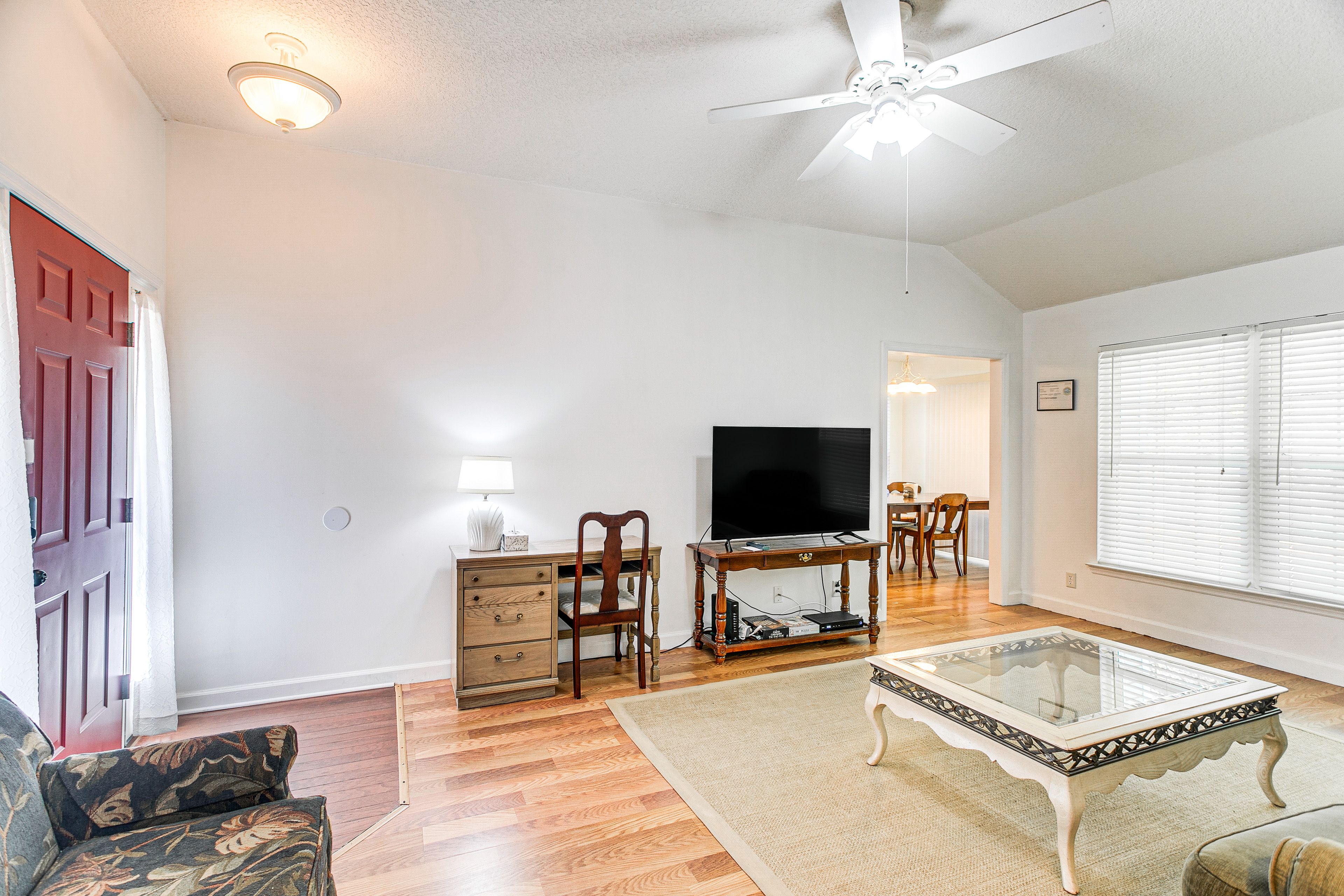 Living Room | Free WiFi | Laptop-Friendly Workspace