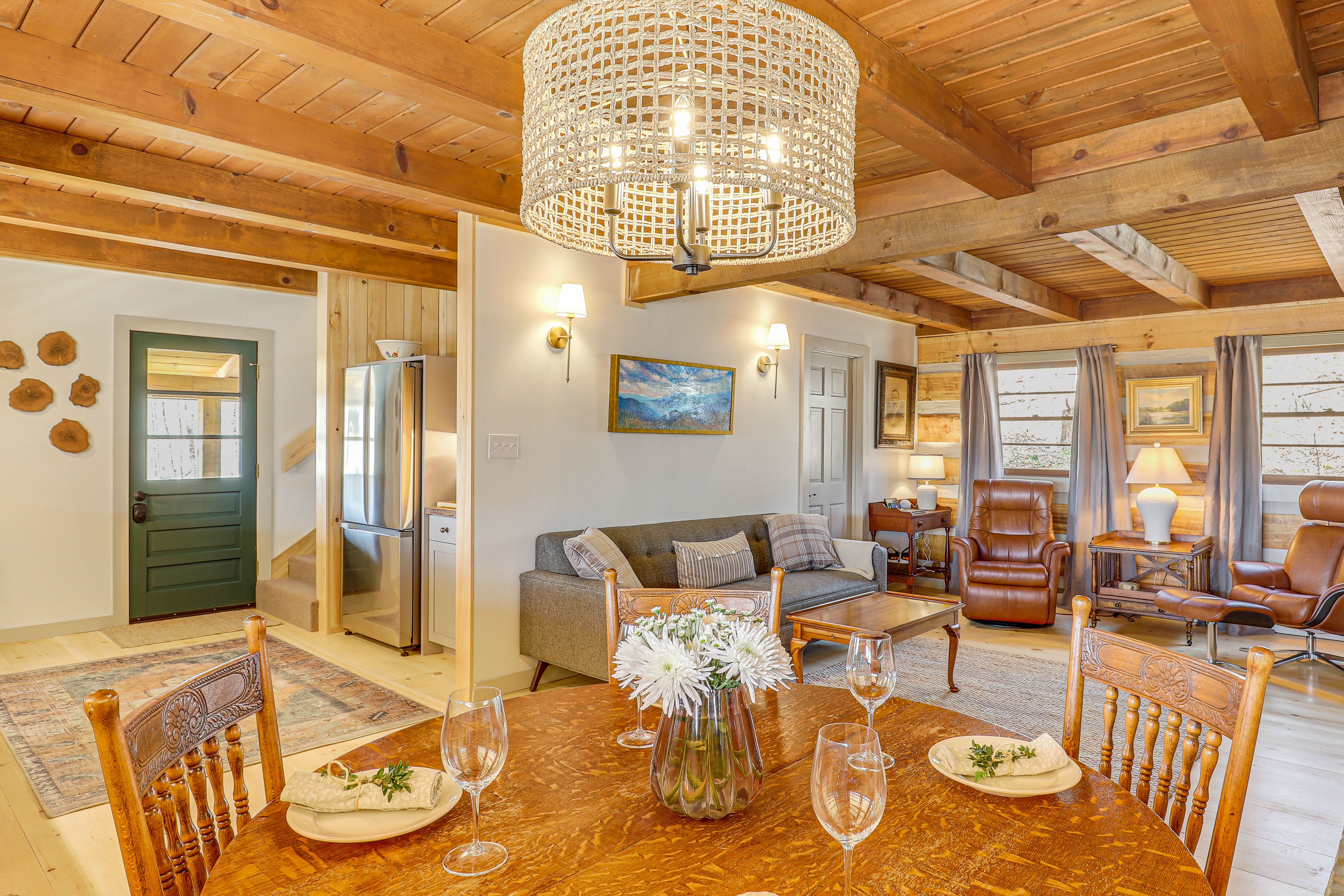 Dining Area | Dishware/Flatware Provided | 1st Floor