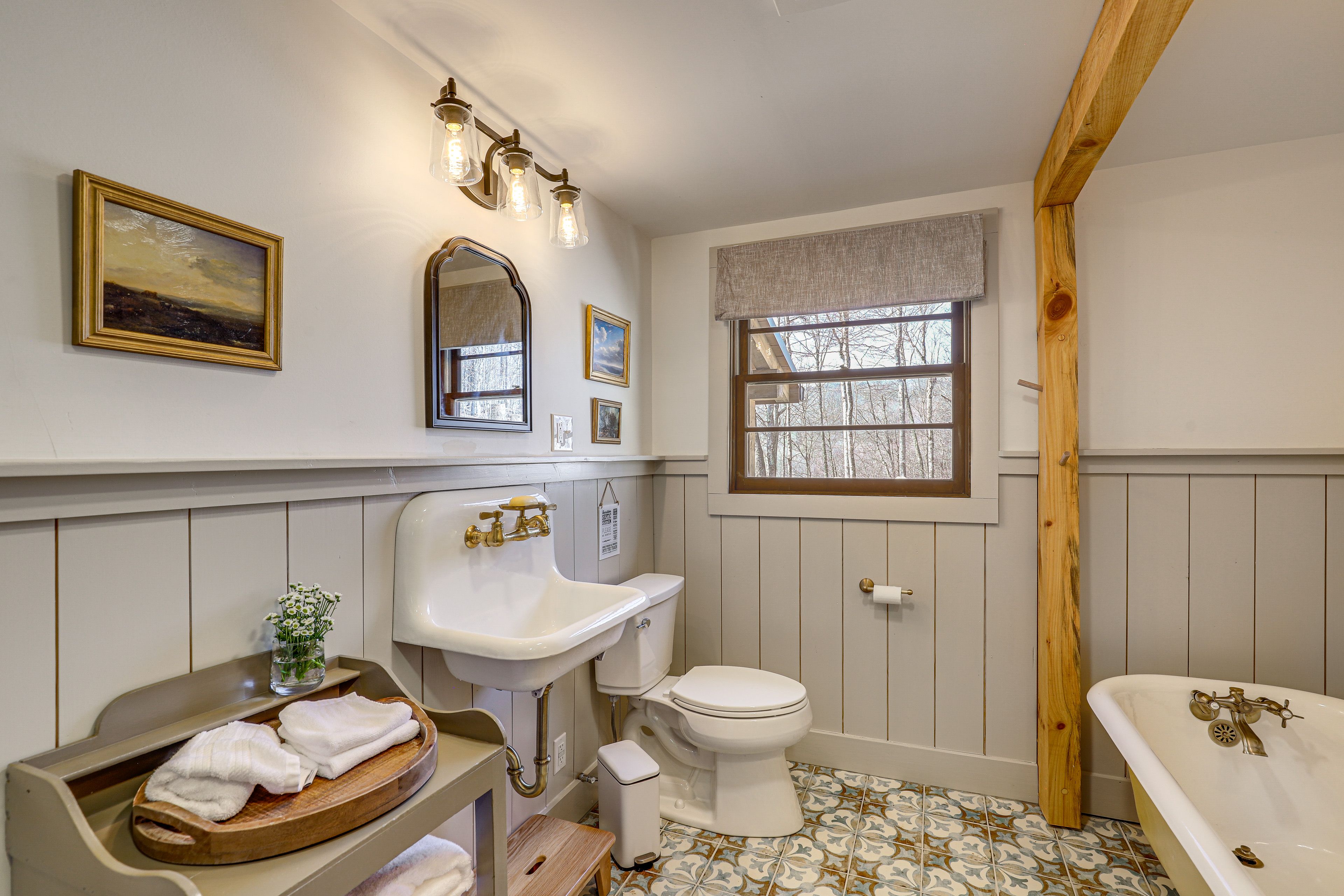 Full Bathroom | Towels Provided | 1st Floor