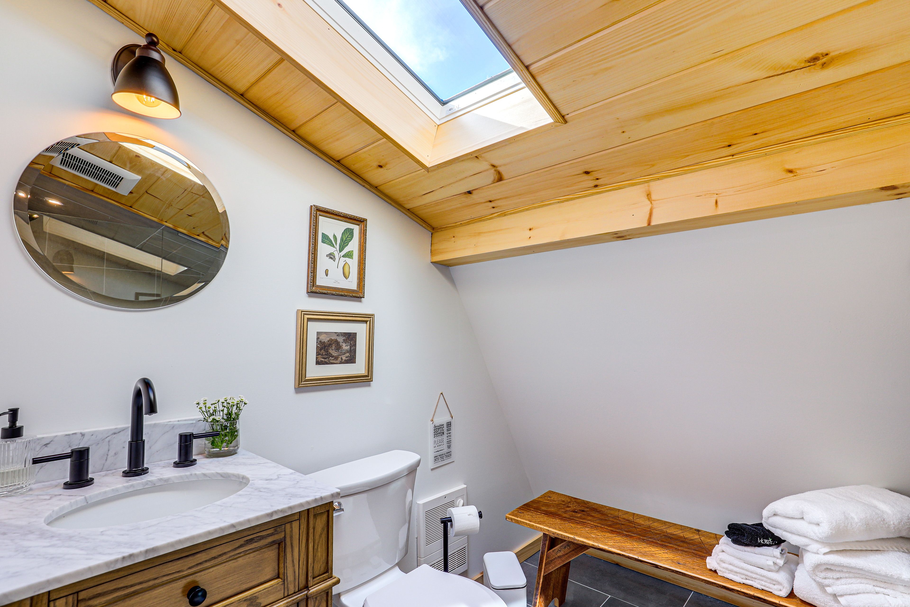En-Suite Bathroom | Shower | Complimentary Toiletries | 2nd Floor