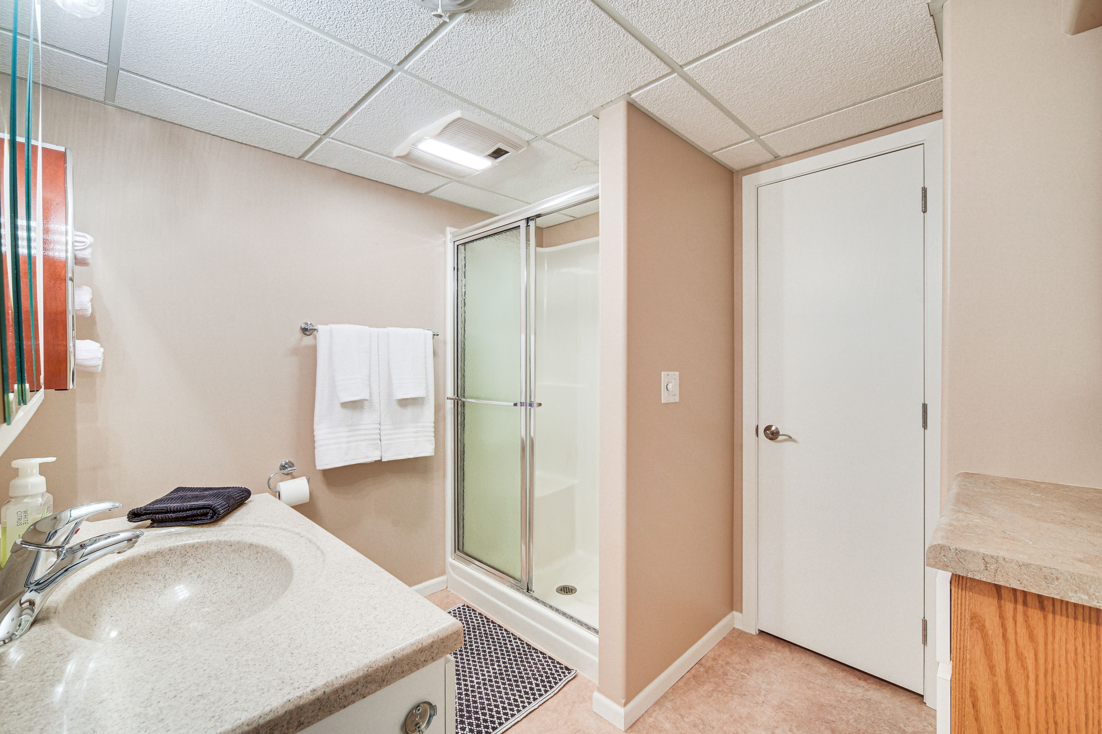Full Bathroom | Towels Provided | Basement Level