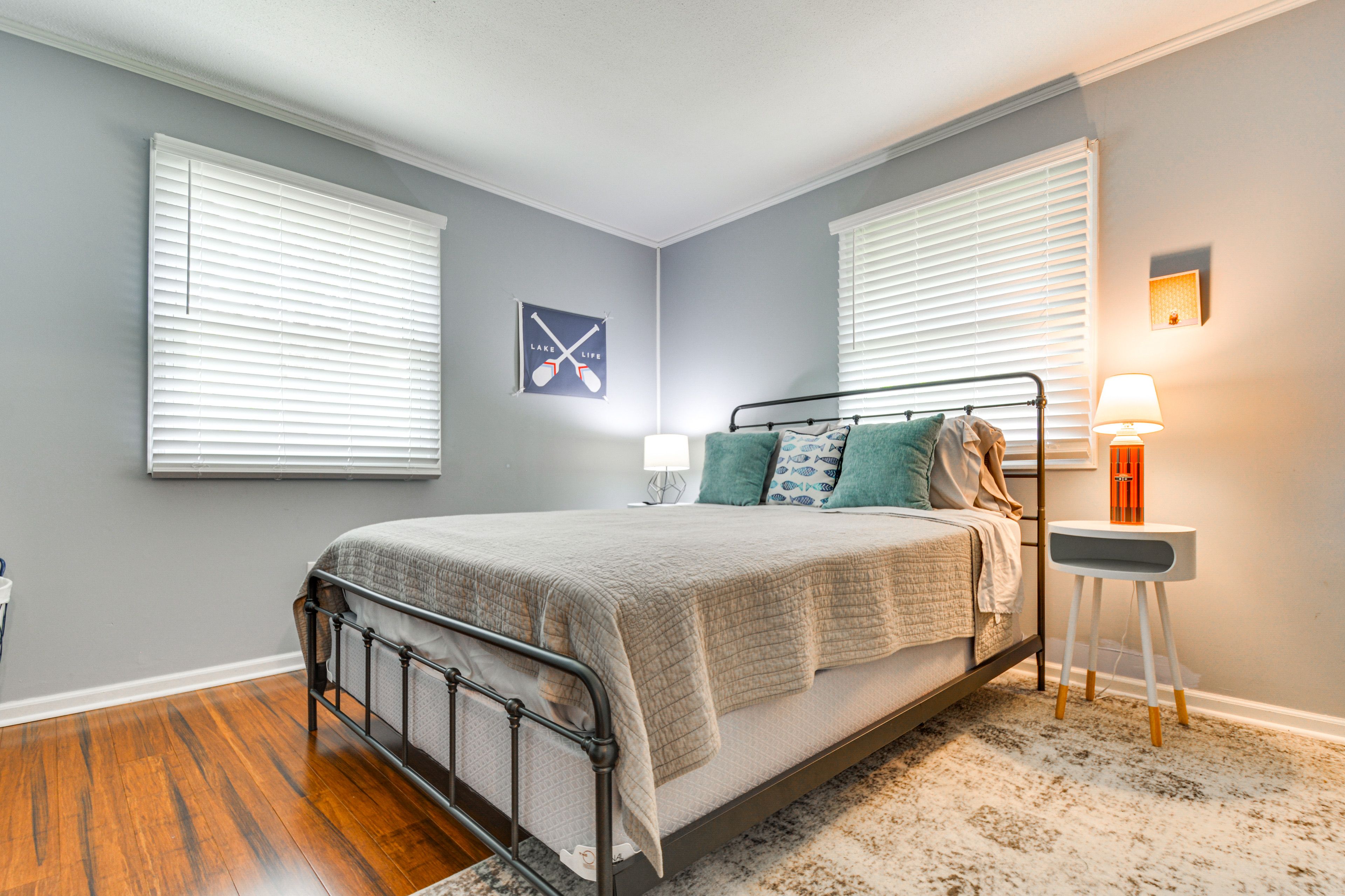 Bedroom 1 | Queen Bed | Smart TV | Main Floor