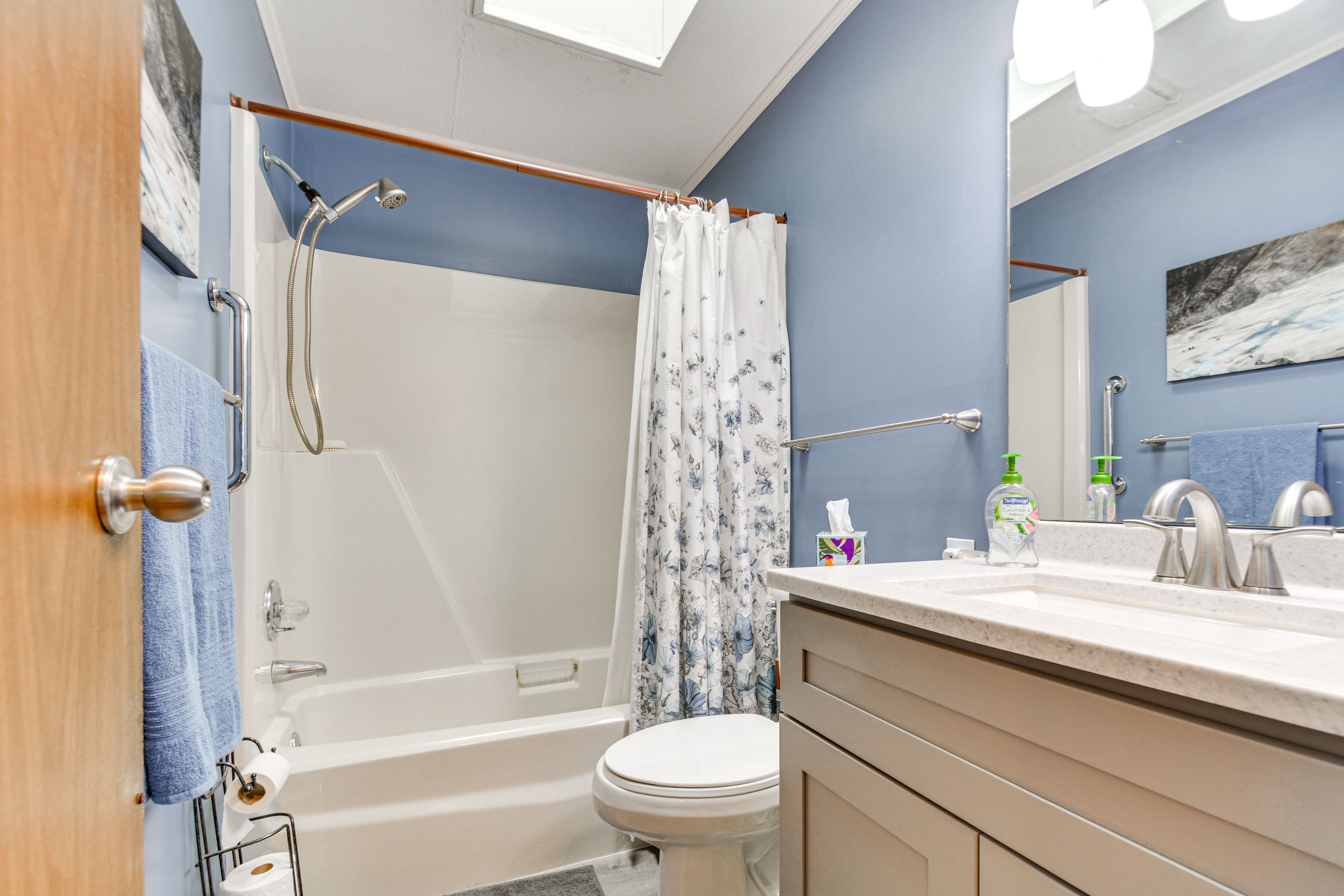Full Bathroom | Towels Provided | Main Floor