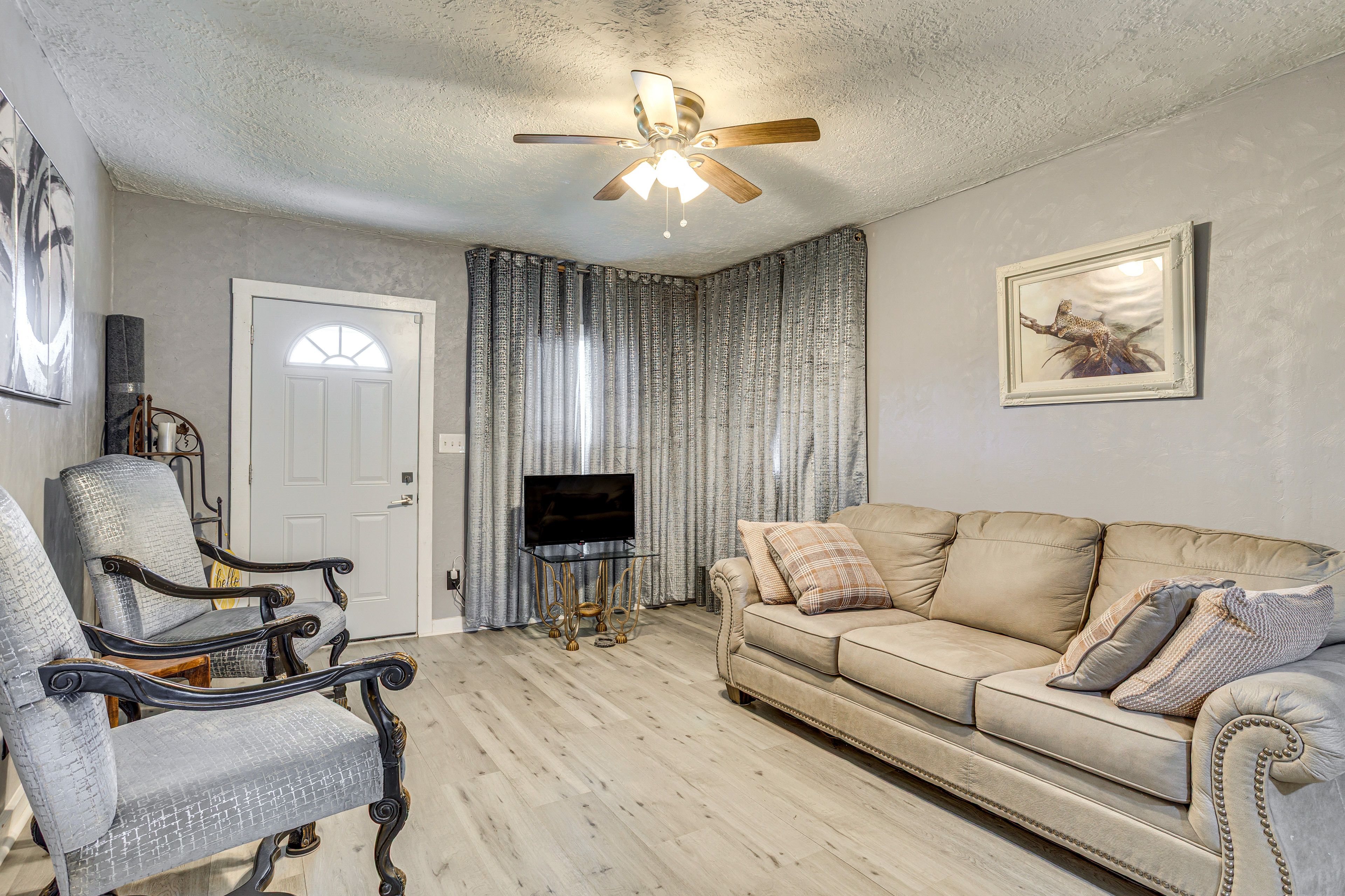 Living Room | Free WiFi | Smart TV