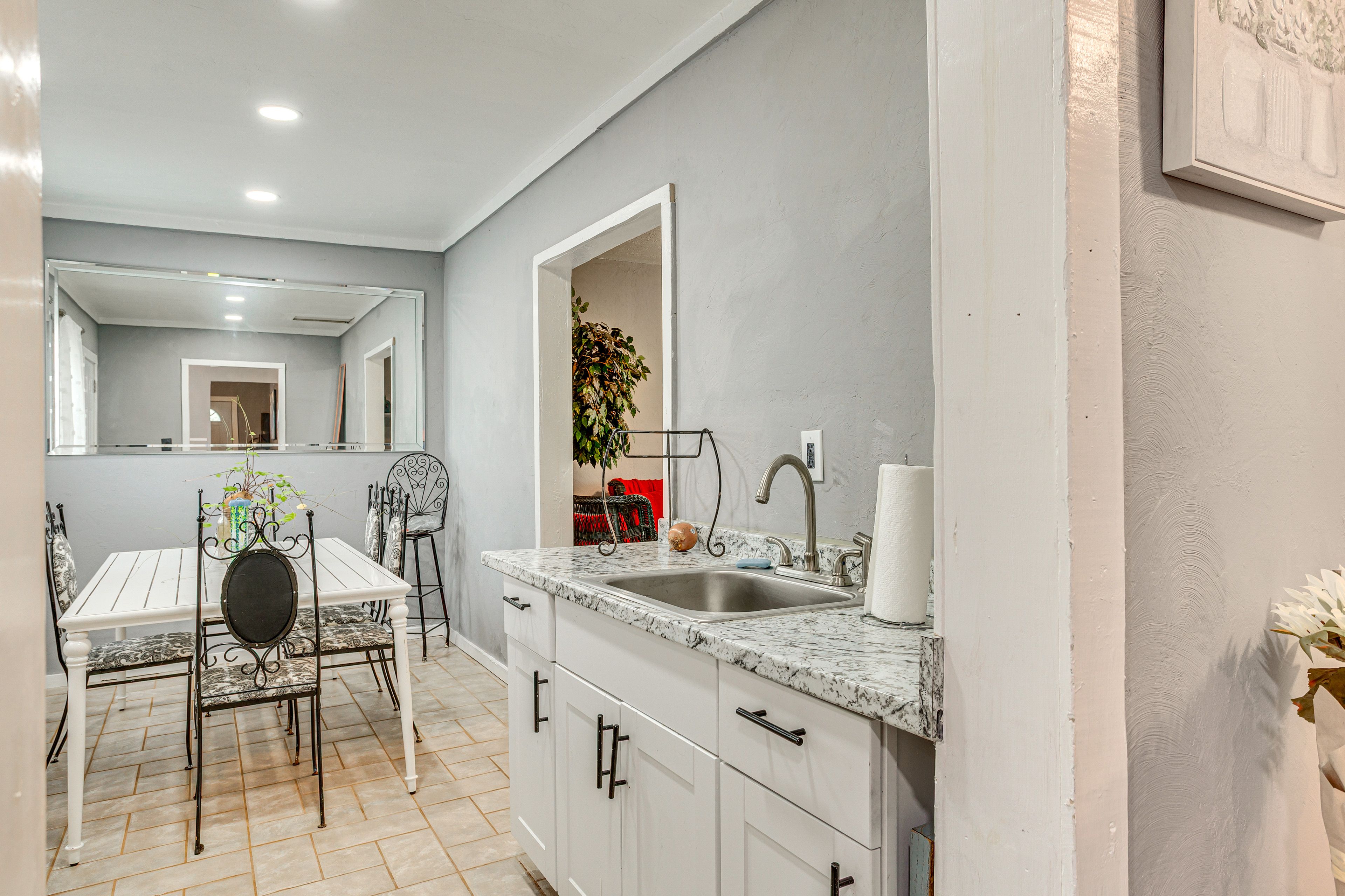 Dining Area | Dishware/Flatware Provided
