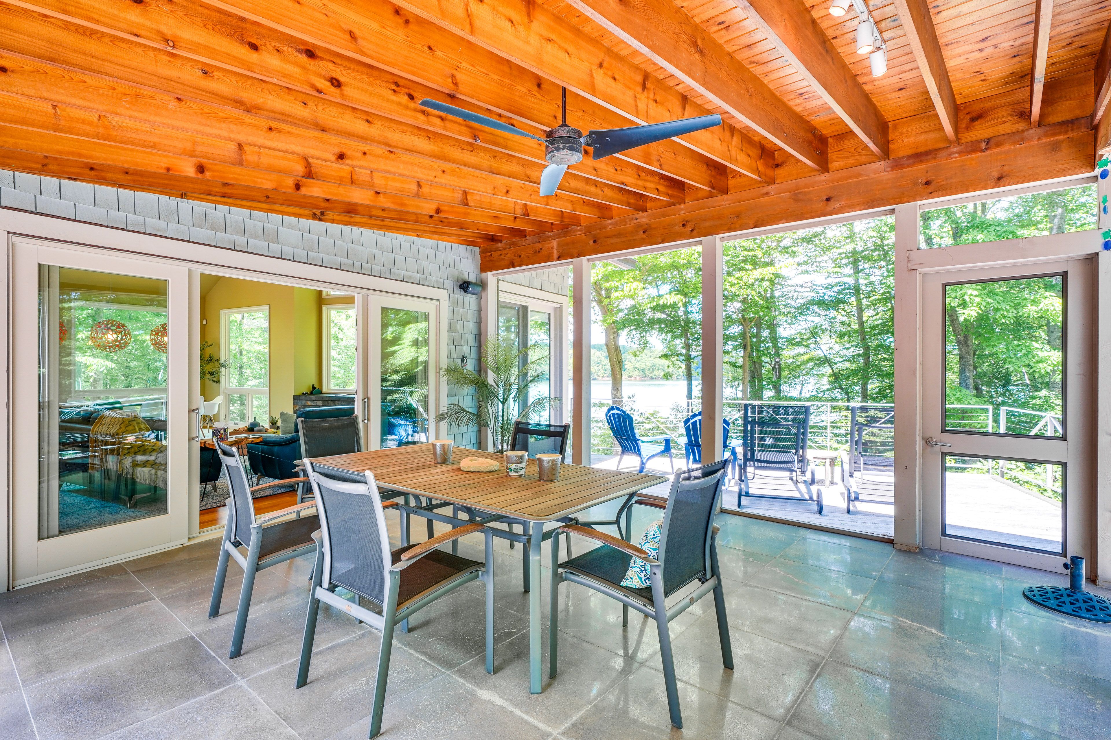 Private Enclosed Patio | Outdoor Dining Area