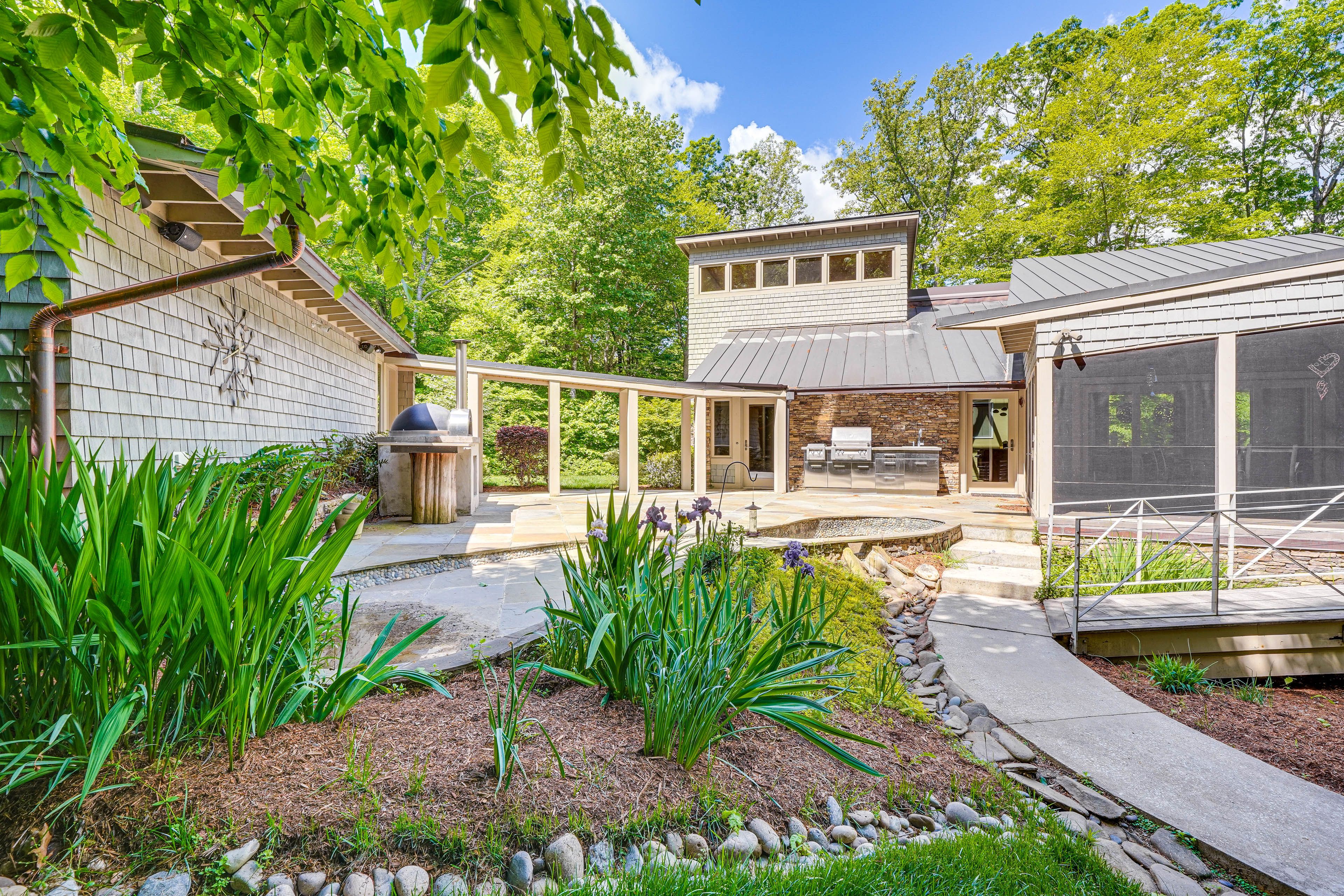 Outdoor Kitchen | Patio | Pizza Oven