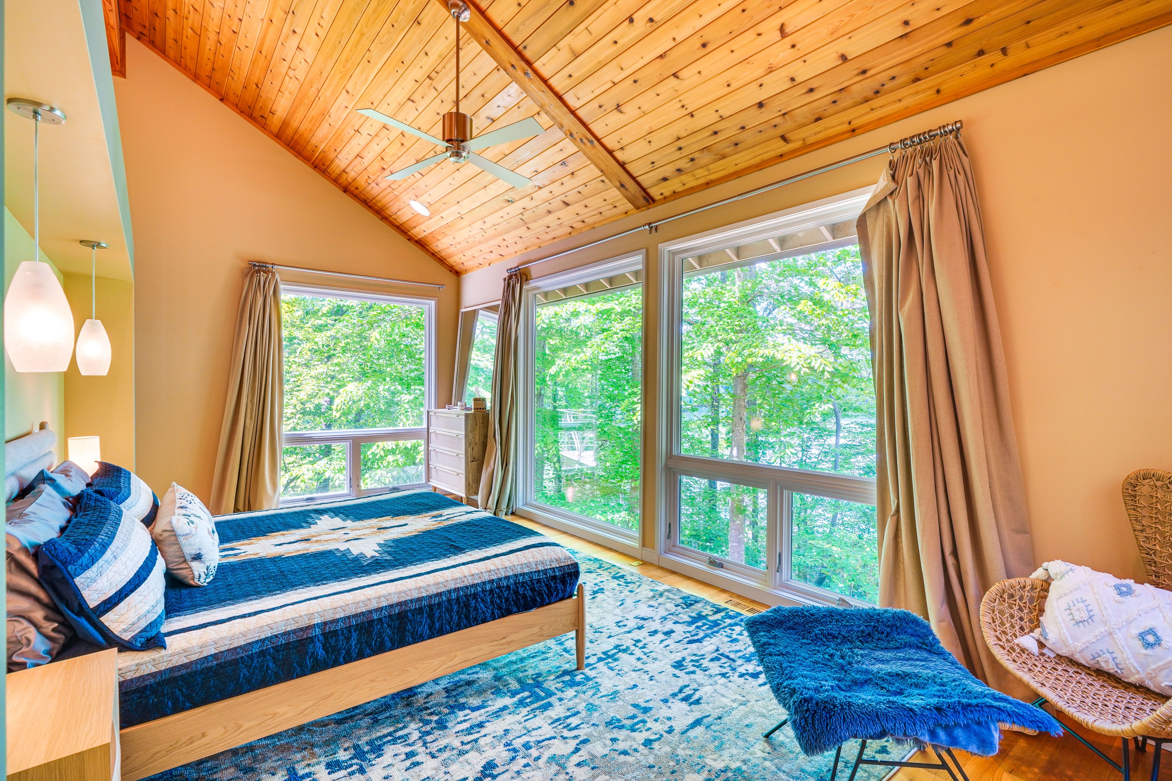 Bedroom 1 | King Bed | 1st Floor