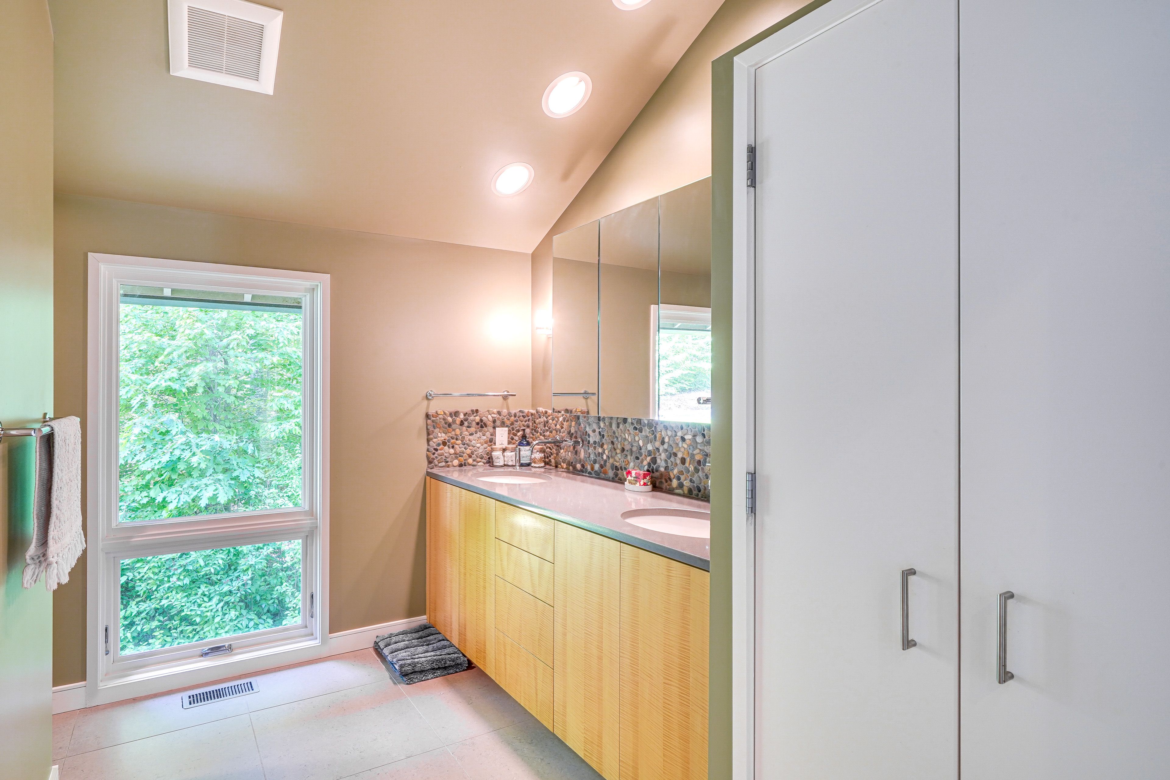 Full Bathroom | 1st Floor