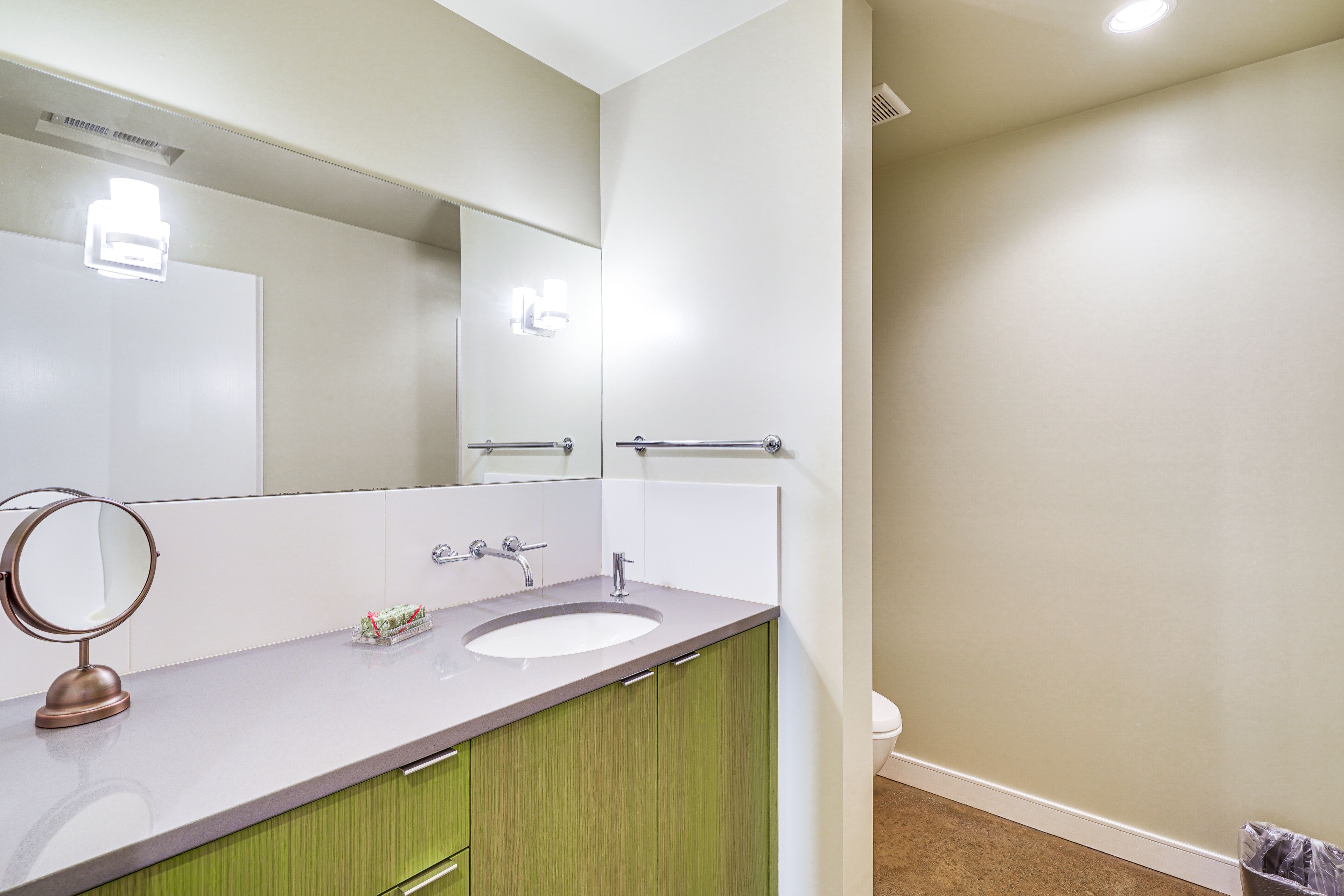 Full Bathroom | Towels Provided | Basement Level