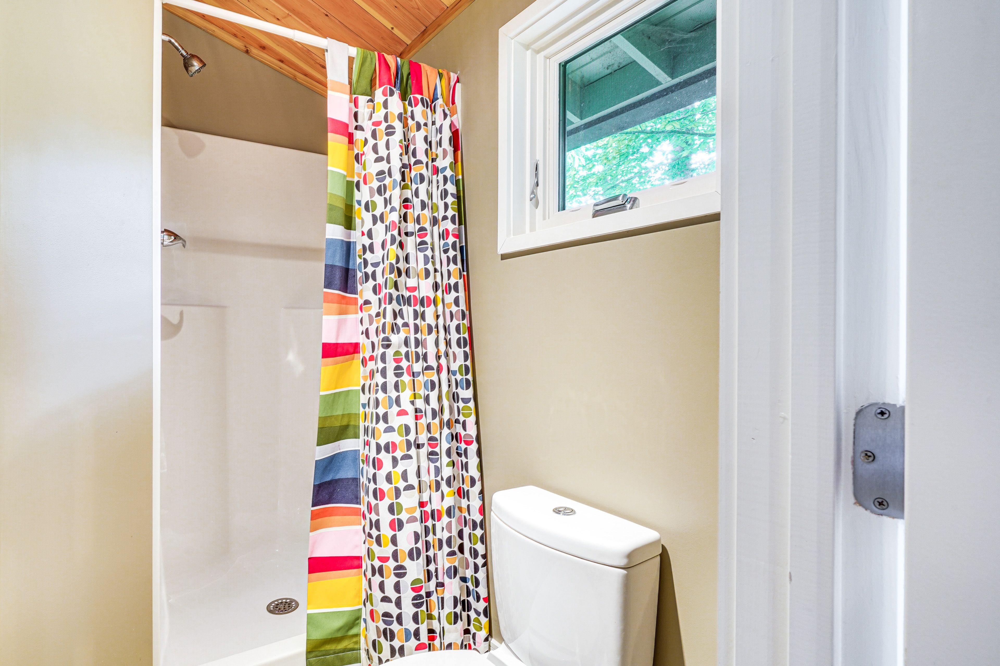 Detached Suite | Bathroom | 1st Floor