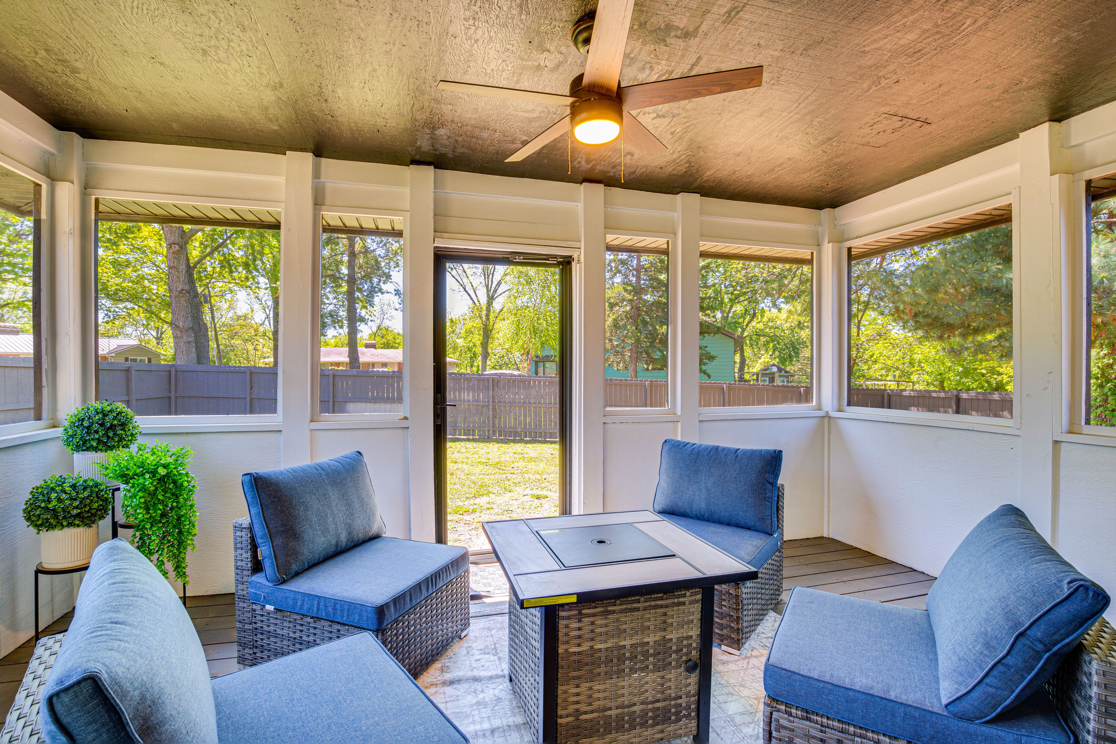 Private Screened-In Deck | Gas Fire Pit | Fenced Yard