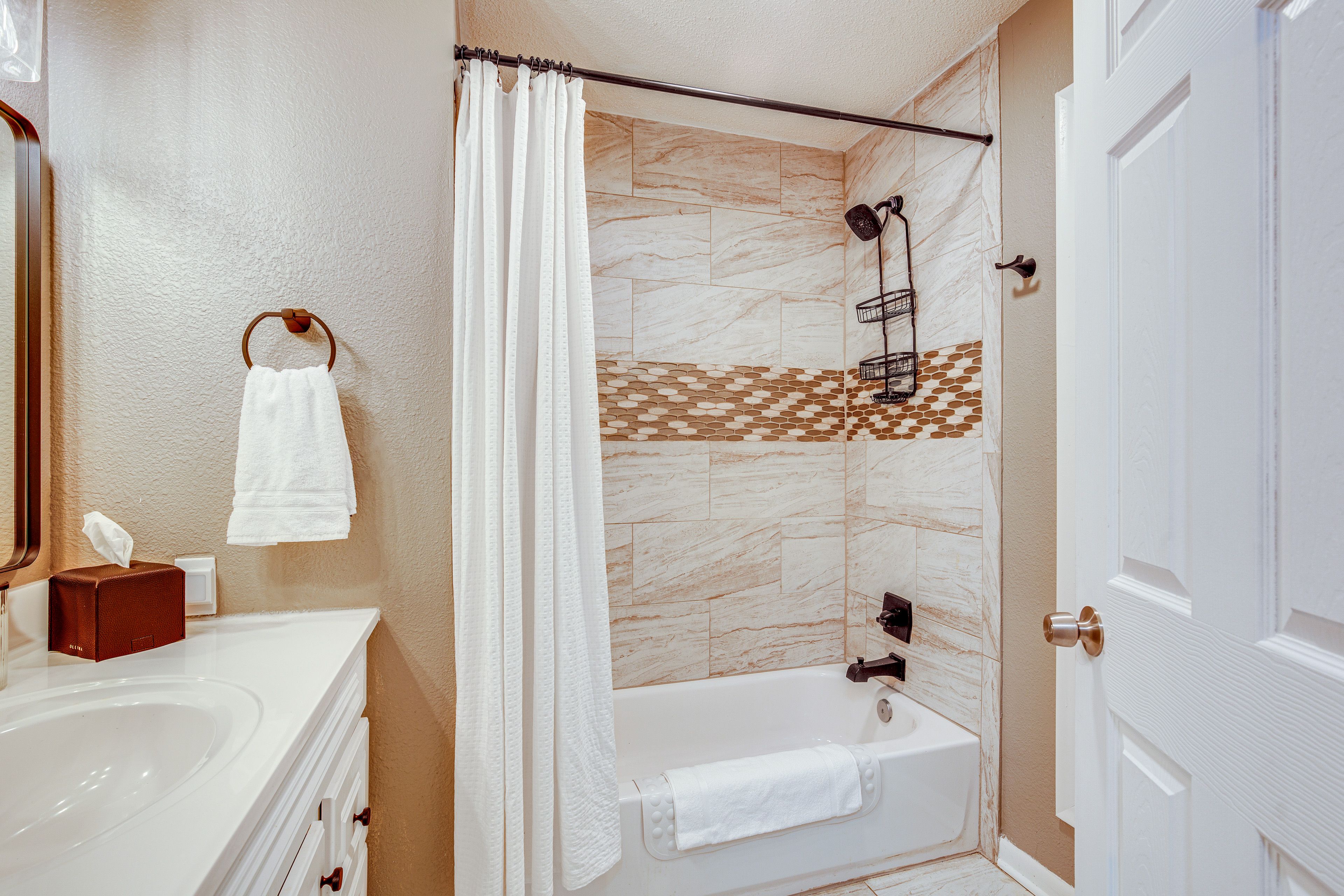 Full Bathroom | Upper Level | Towels Provided