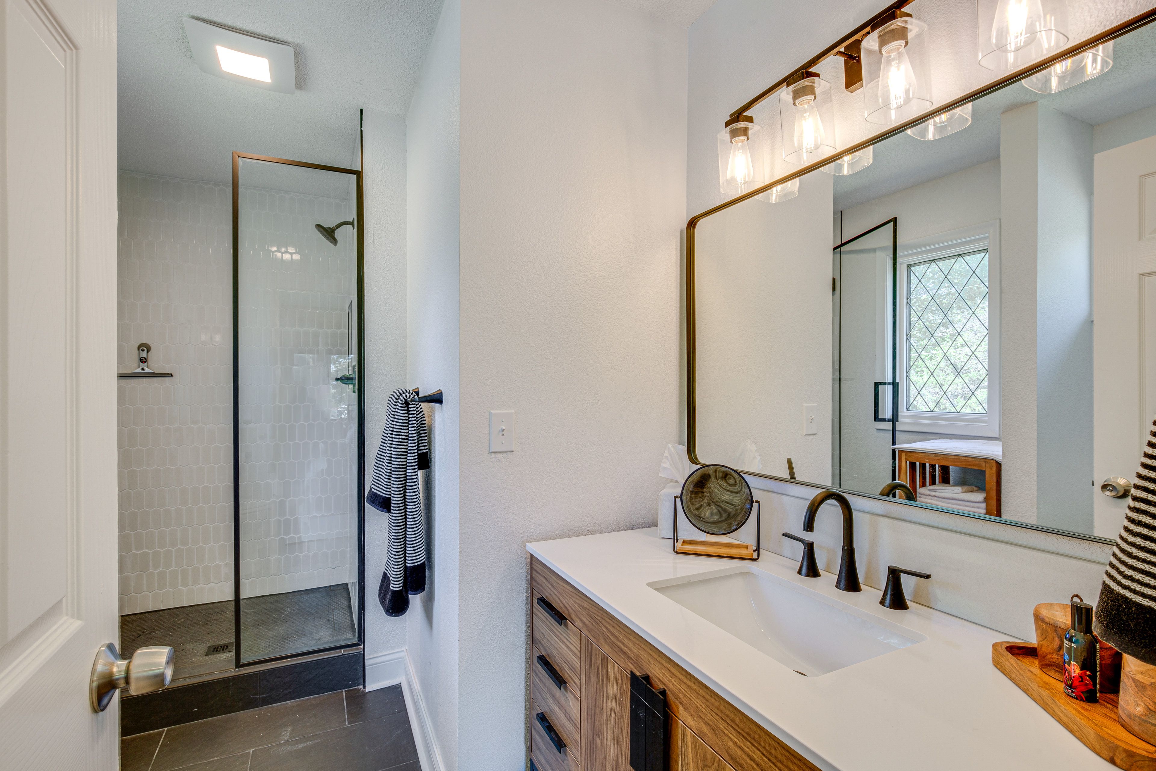En-Suite Bathroom | Upper Level | Complimentary Toiletries