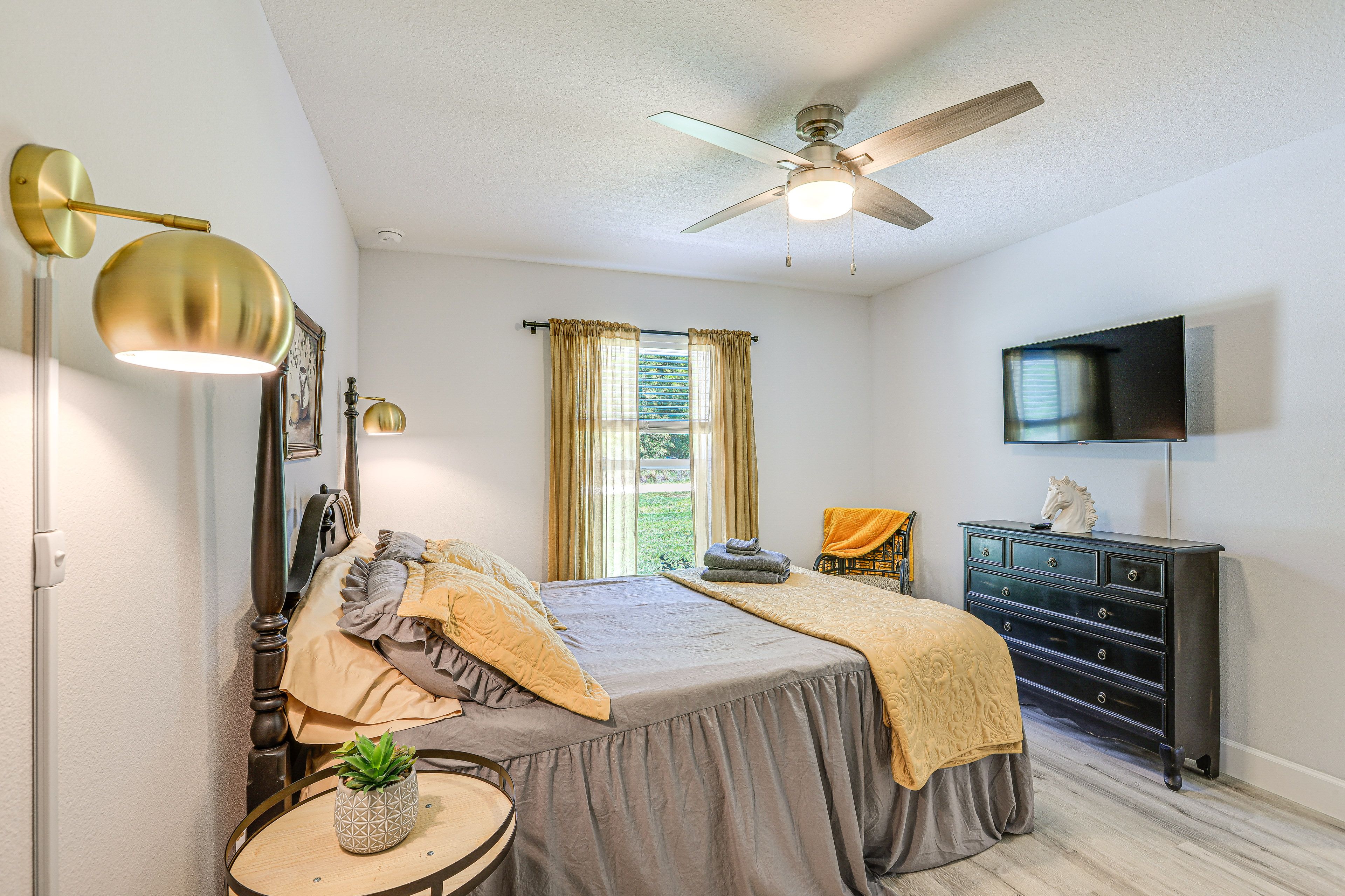 Bedroom 1 | Queen Bed | En-Suite Bathroom
