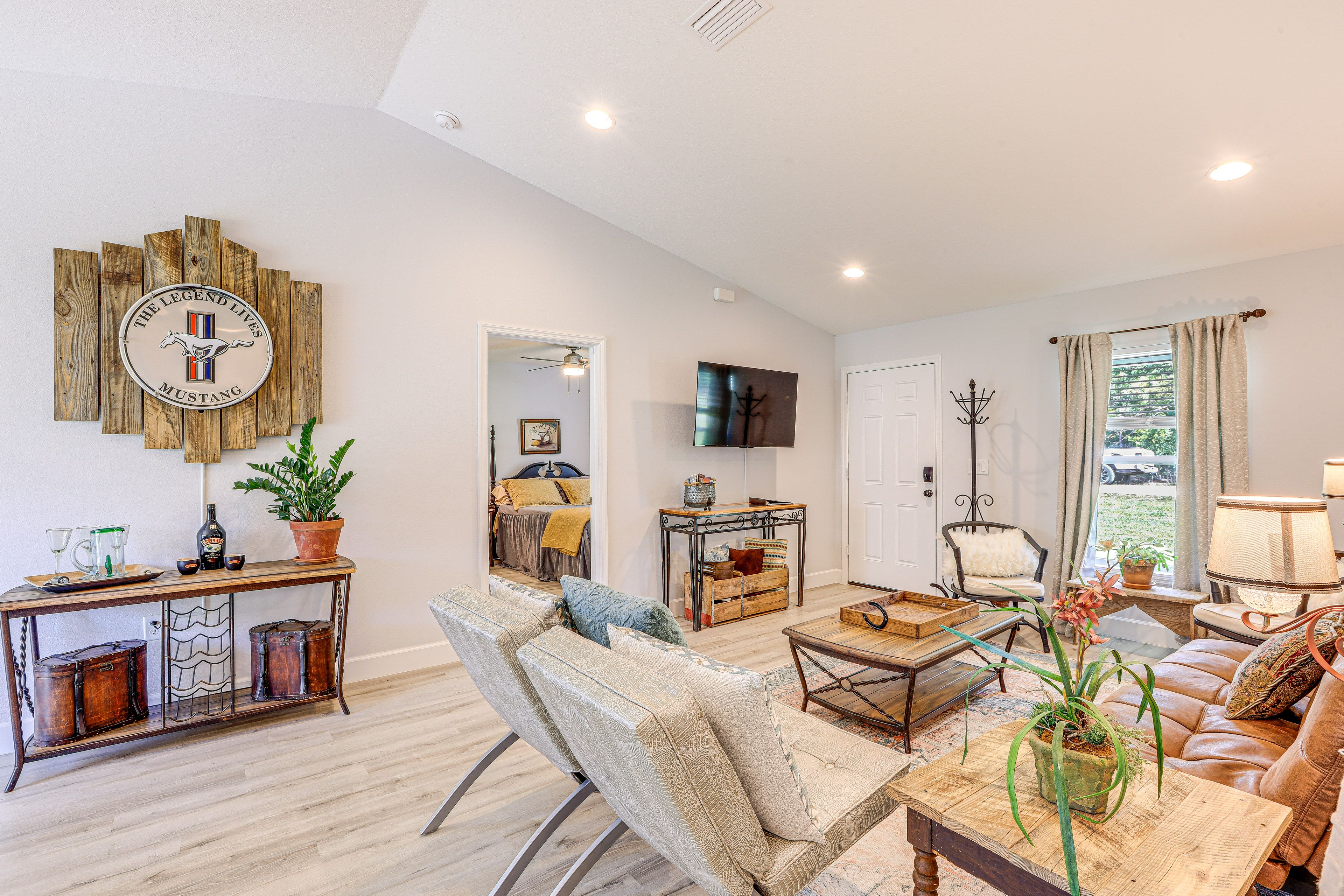 Living Room | Free WiFi | Central A/C & Heating