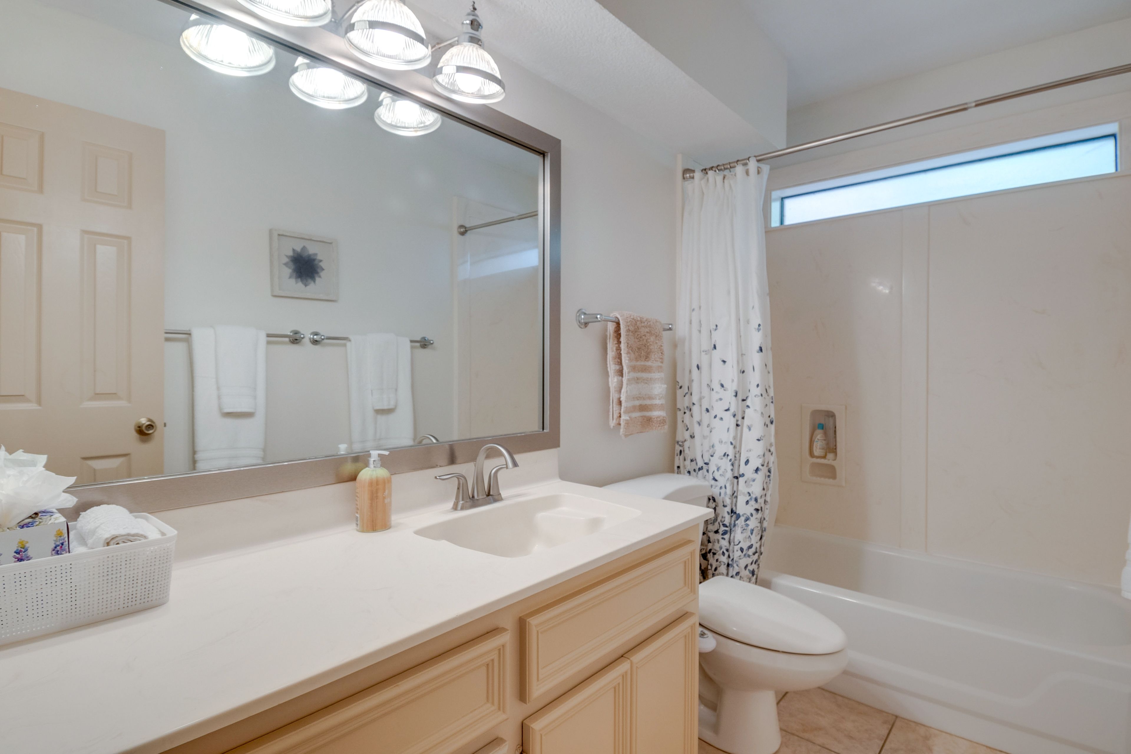 Full Bathroom | 1st Floor | Towels Provided