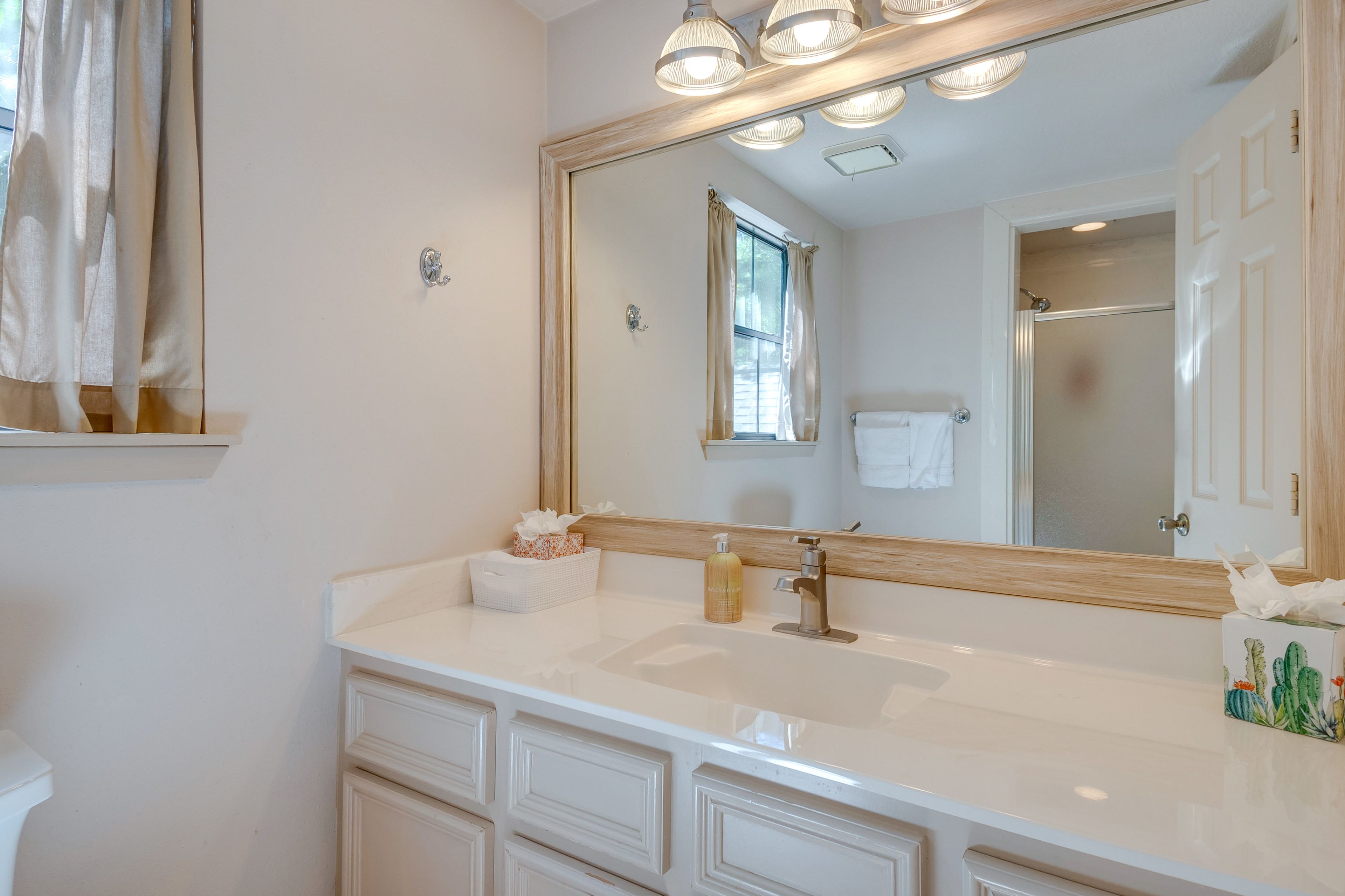 En-Suite Bathroom | 2nd Floor | Complimentary Toiletries | Hair Dryer
