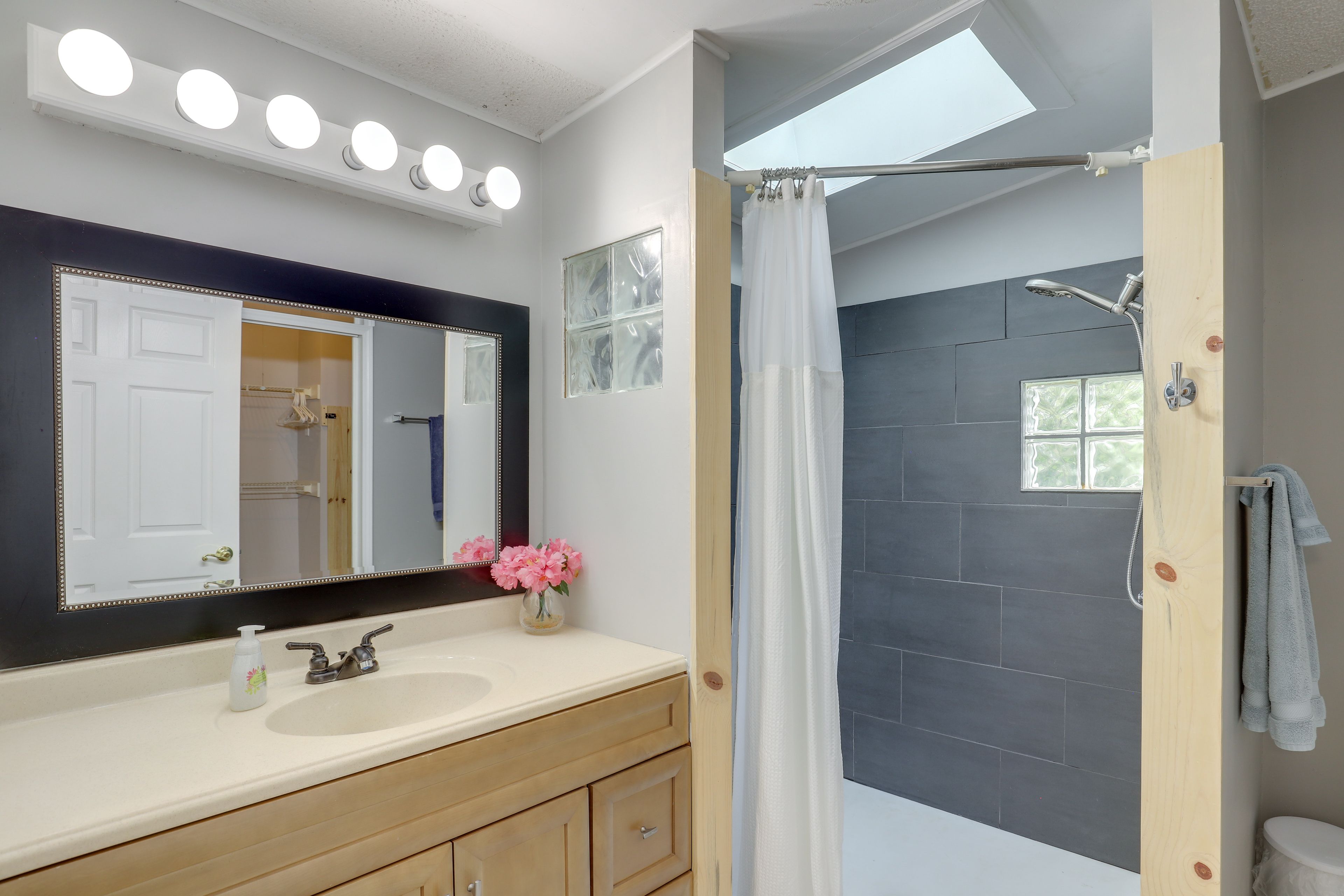 Full Bathroom | Towels Provided | Complimentary Toiletries