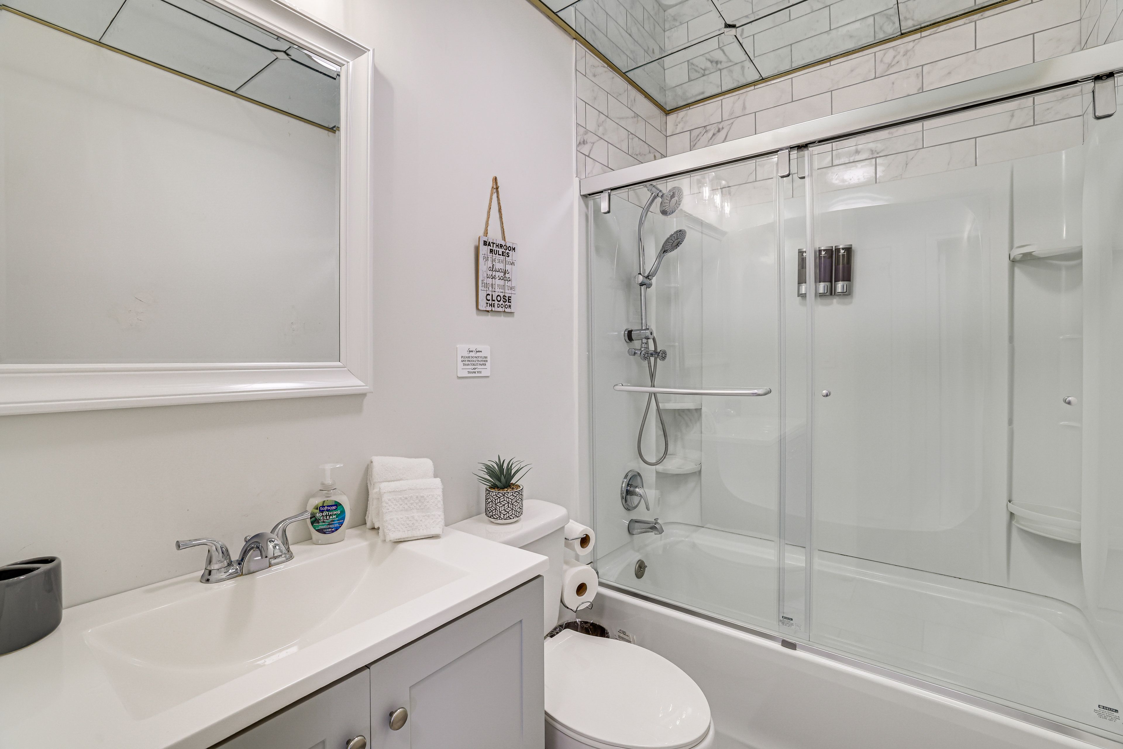 Full Bathroom | 1st Floor | Complimentary Toiletries | Hair Dryer