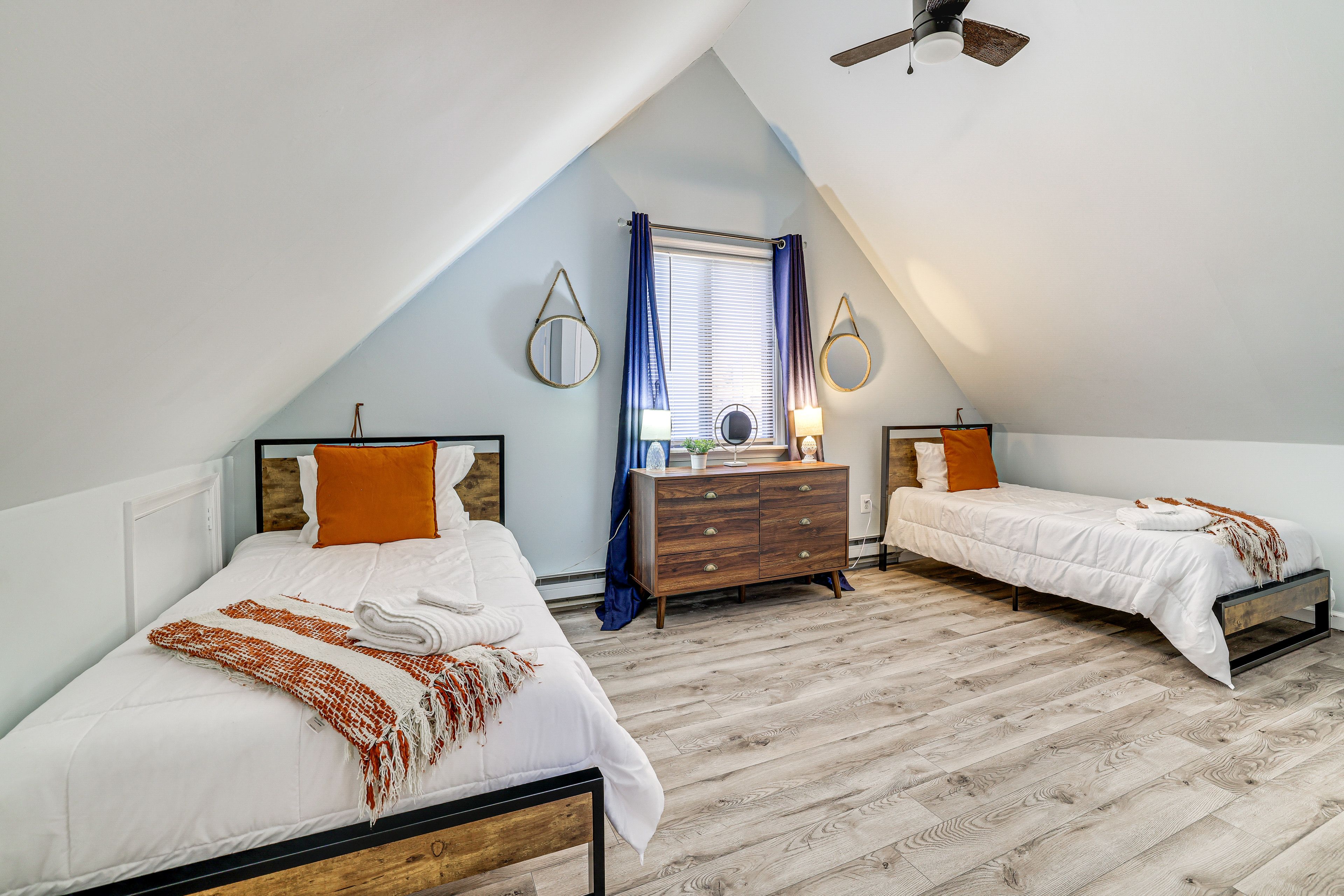 Bedroom 3 | 2nd Floor | 2 Twin Beds | Smart TV
