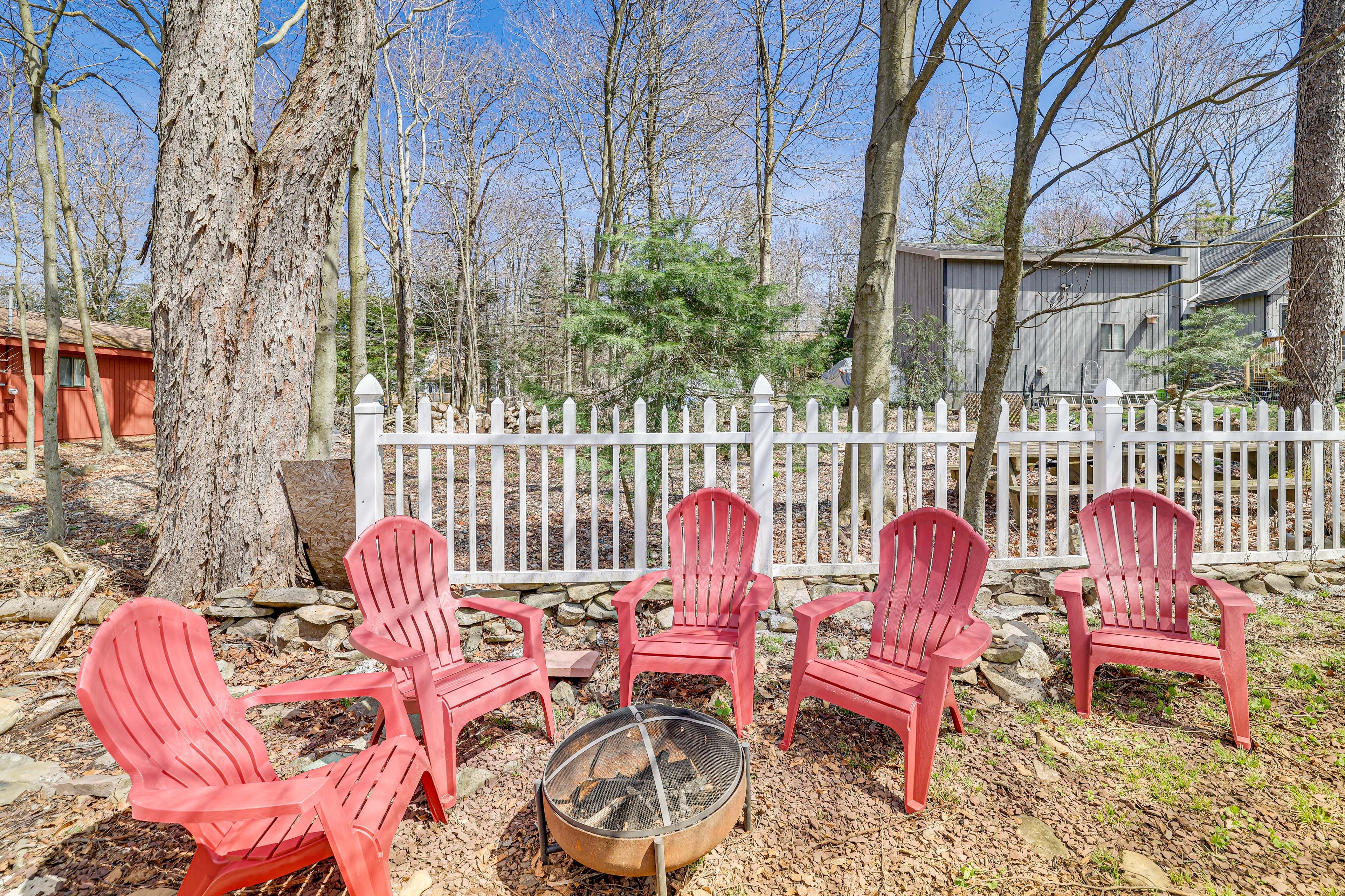 Yard | Fire Pit (Wood Not Provided)