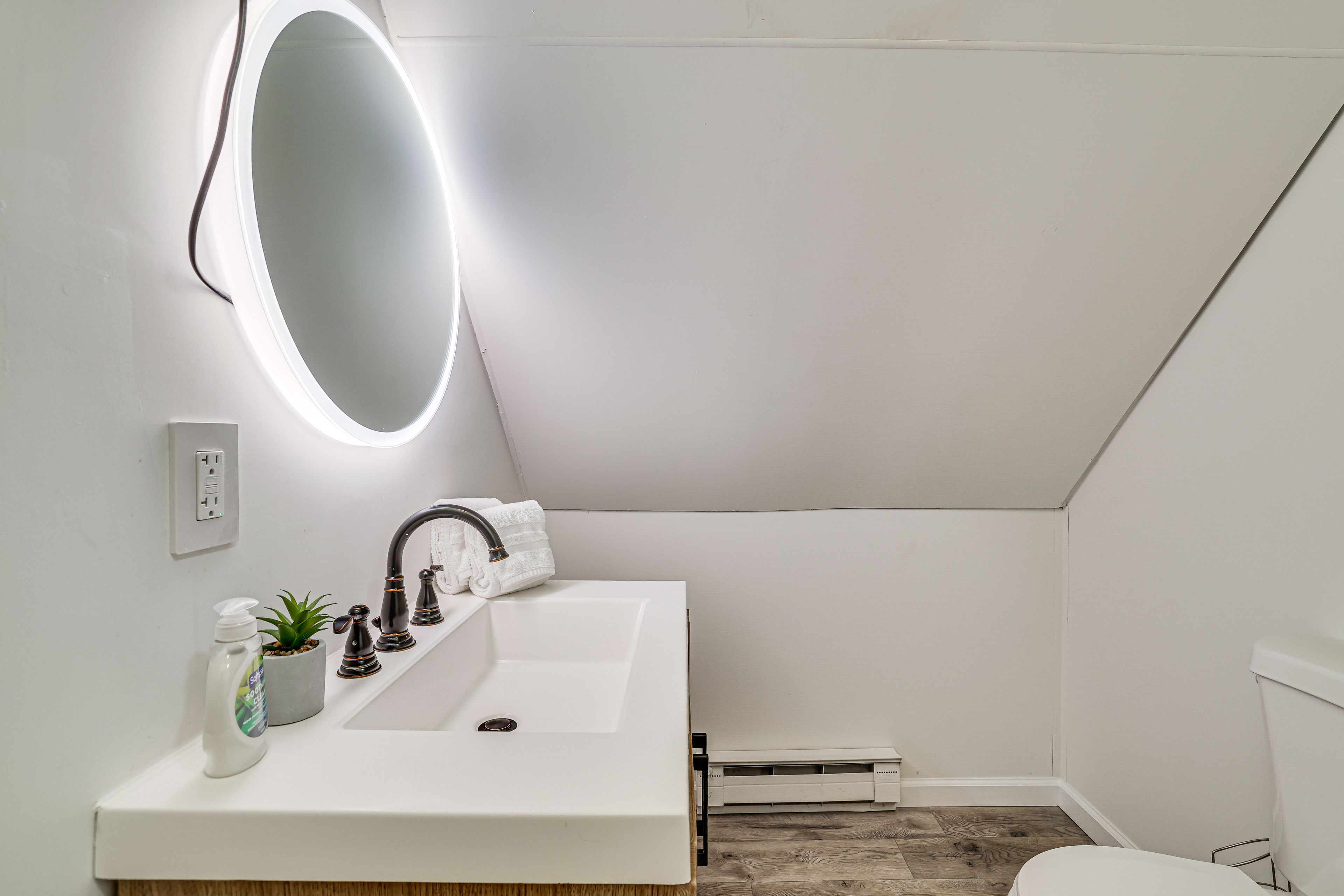 Full Bathroom | 2nd Floor | Towels Provided