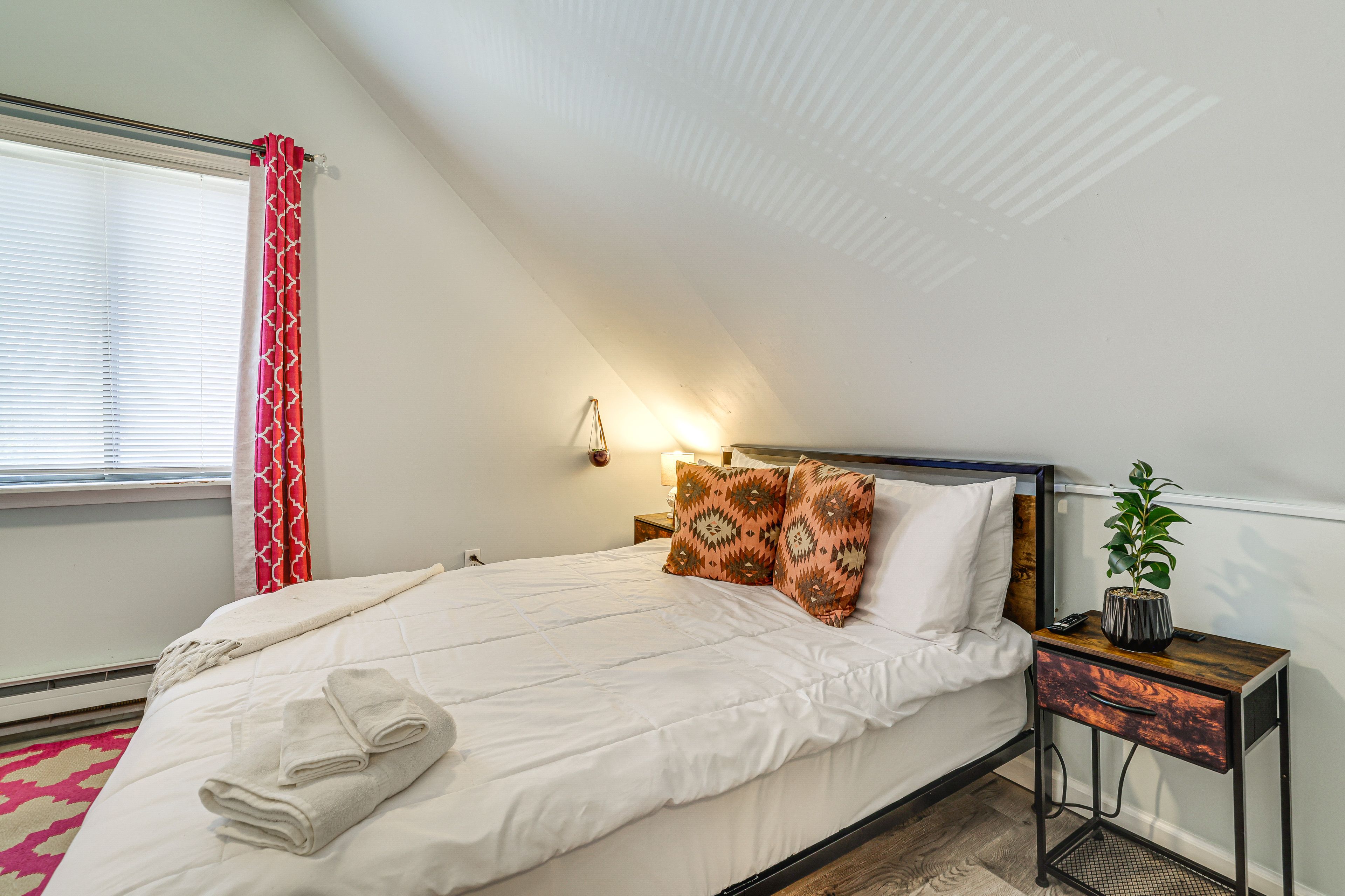 Bedroom 2 | 2nd Floor | Queen Bed | Smart TV