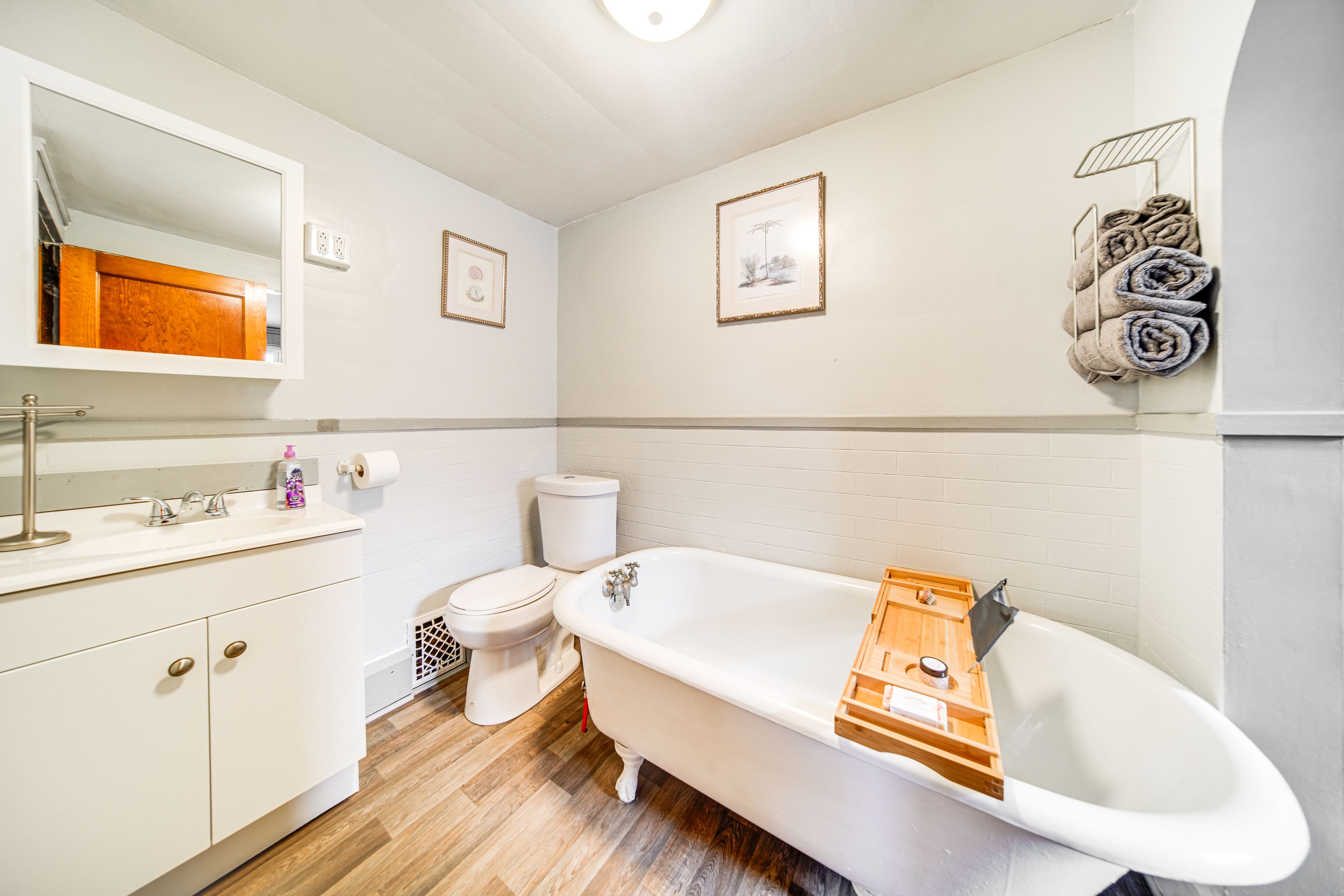 Full Bathroom | Towels Provided | 2nd Floor