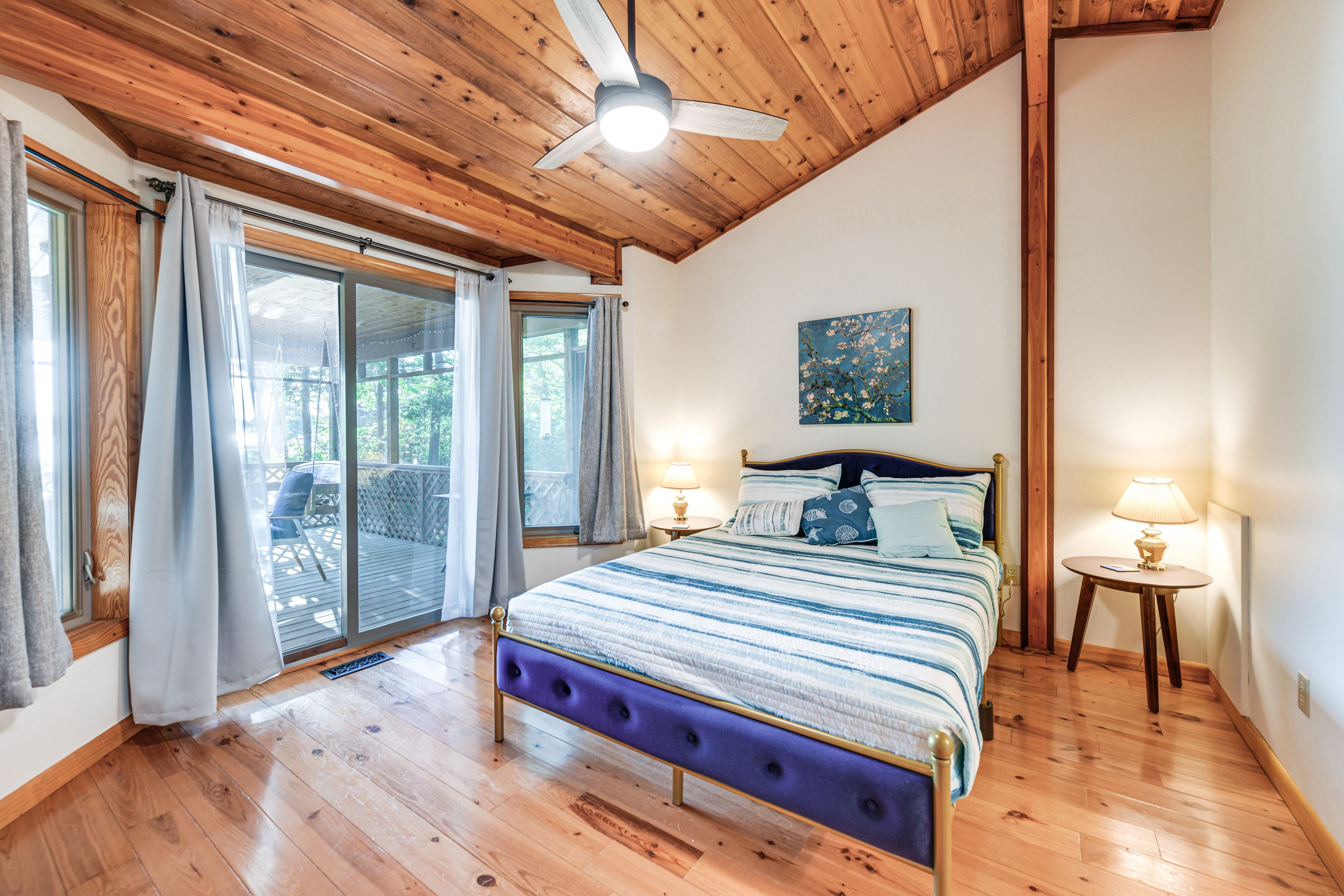 Bedroom 1 | Queen Bed | Linens Provided | 1st Floor